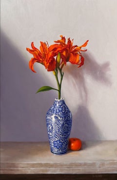 „Taglilie in einer blau-weißen Keramikvase“ – realistisches Stillleben von David Henry