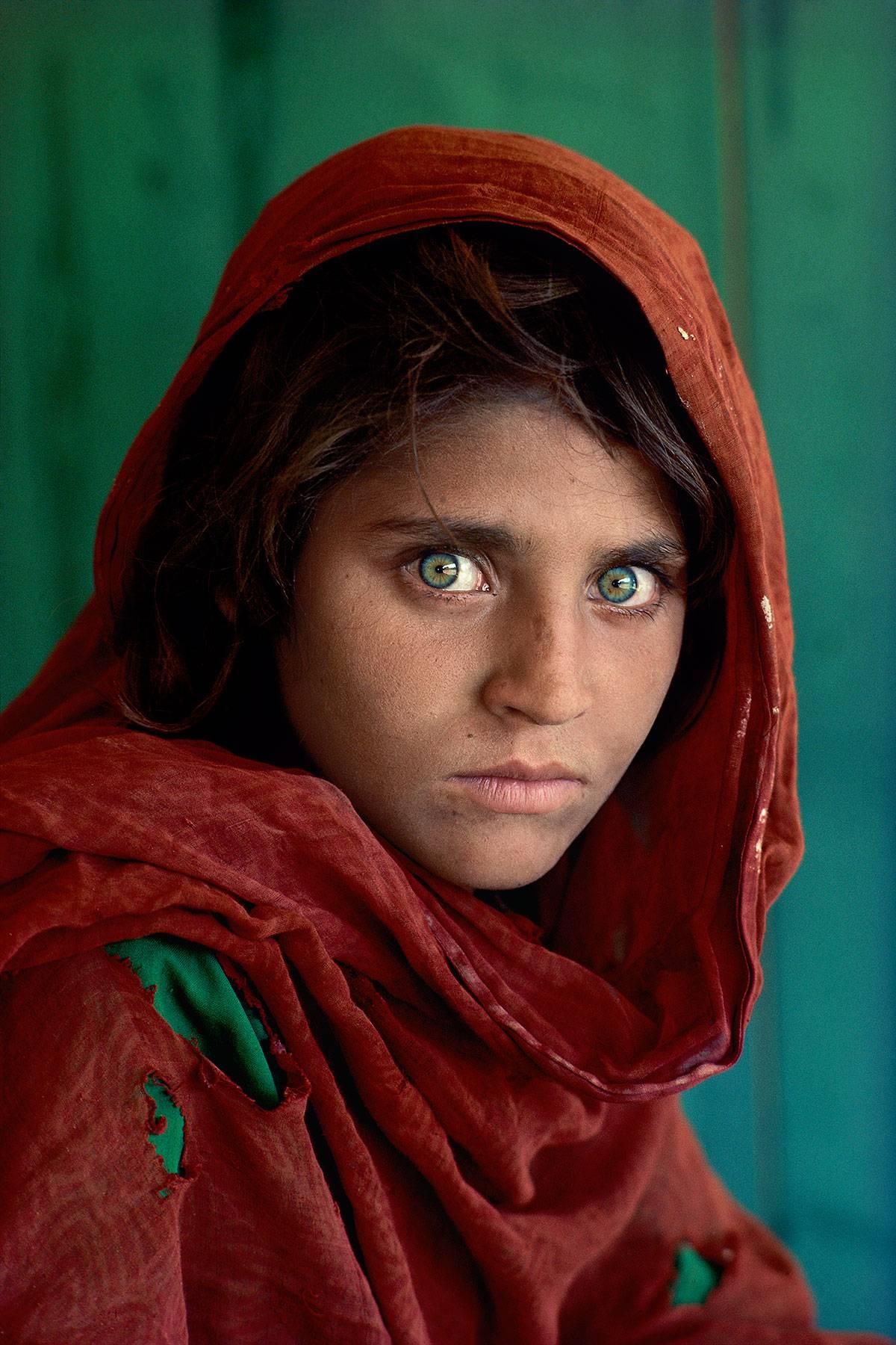 Portrait Photograph Steve McCurry - Jeune fille afghane (Peshawar, Pakistan)