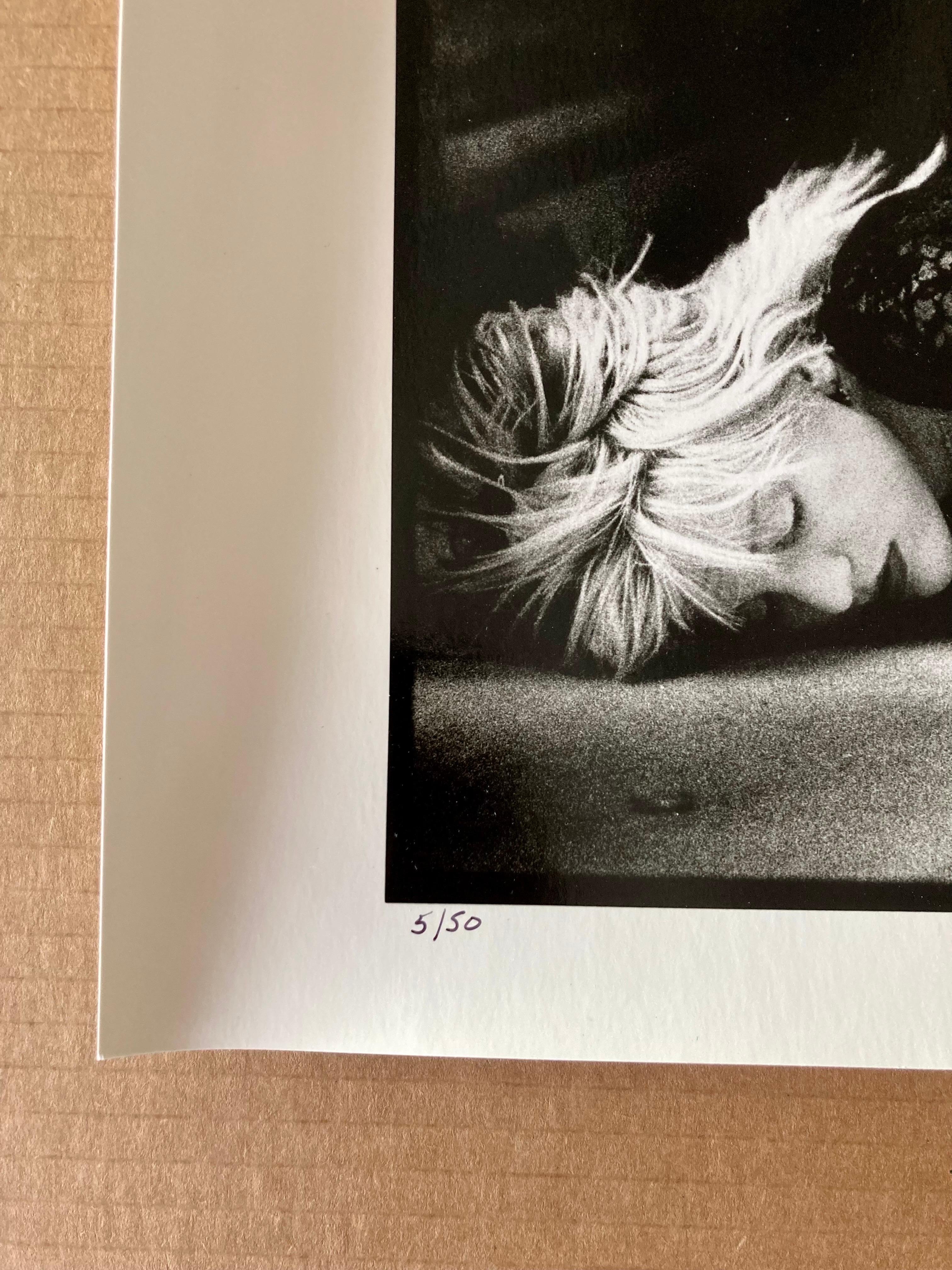 Courtney Love 1996 (Schwarz), Portrait Photograph, von Kevin Cummins