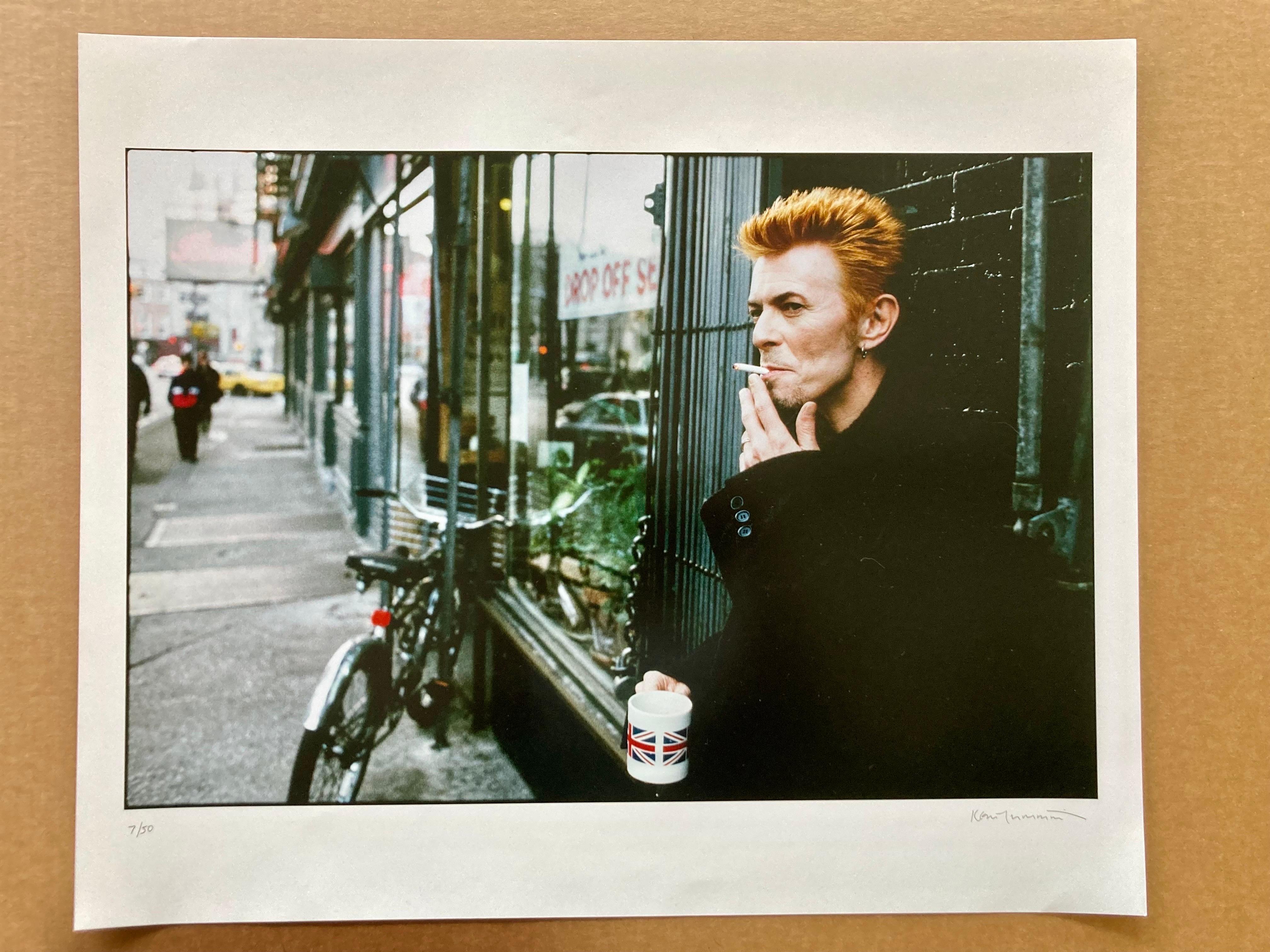 David Bowie Tee und Beileid New York City – Photograph von Kevin Cummins