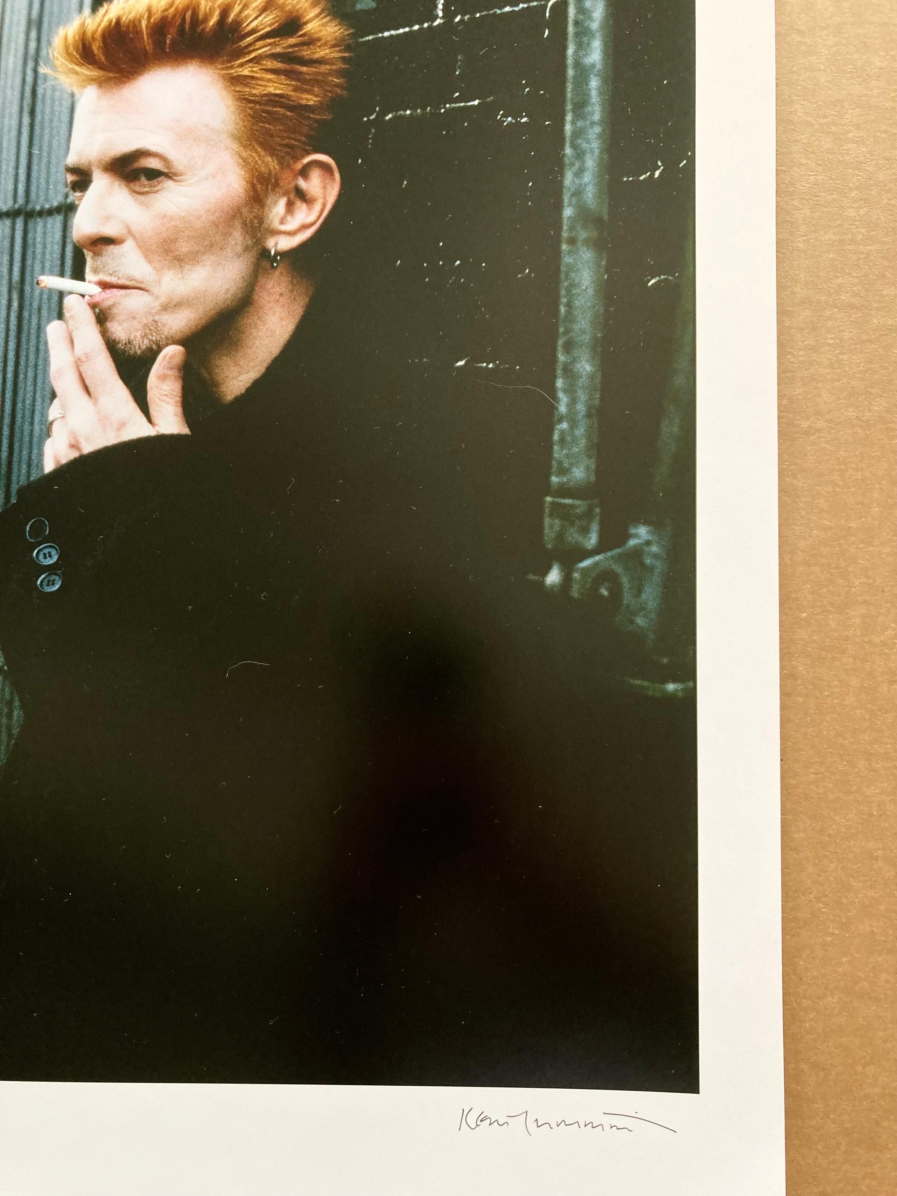 David Bowie Tee und Beileid New York City (Fotorealismus), Photograph, von Kevin Cummins