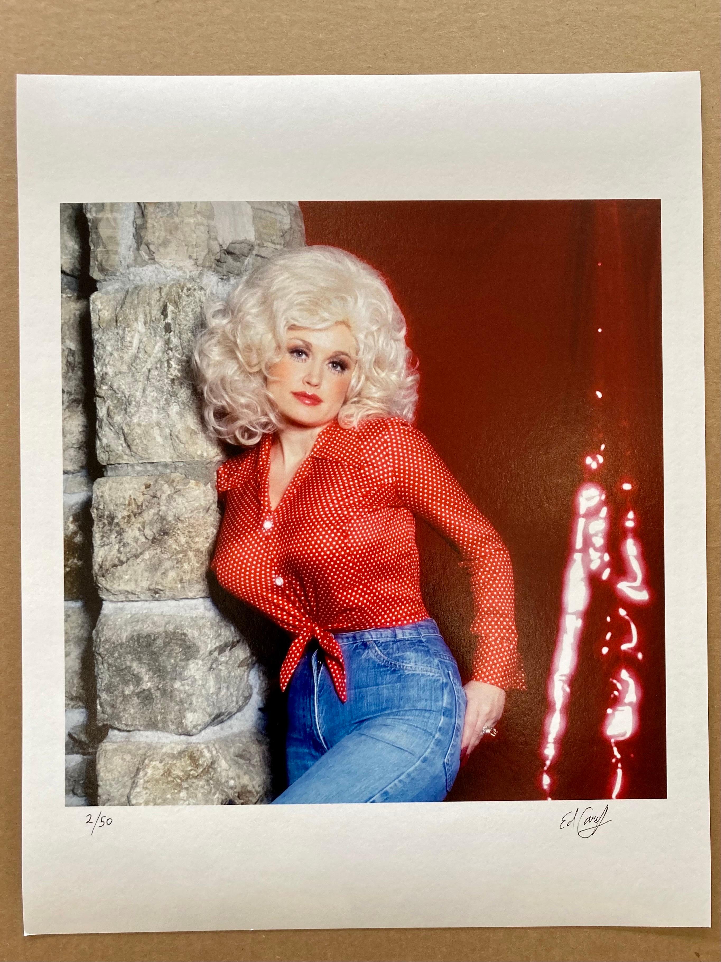 Dolly Parton « Here You Come Again » (Votre venu à nouveau) - Photograph de Ed Caraeff