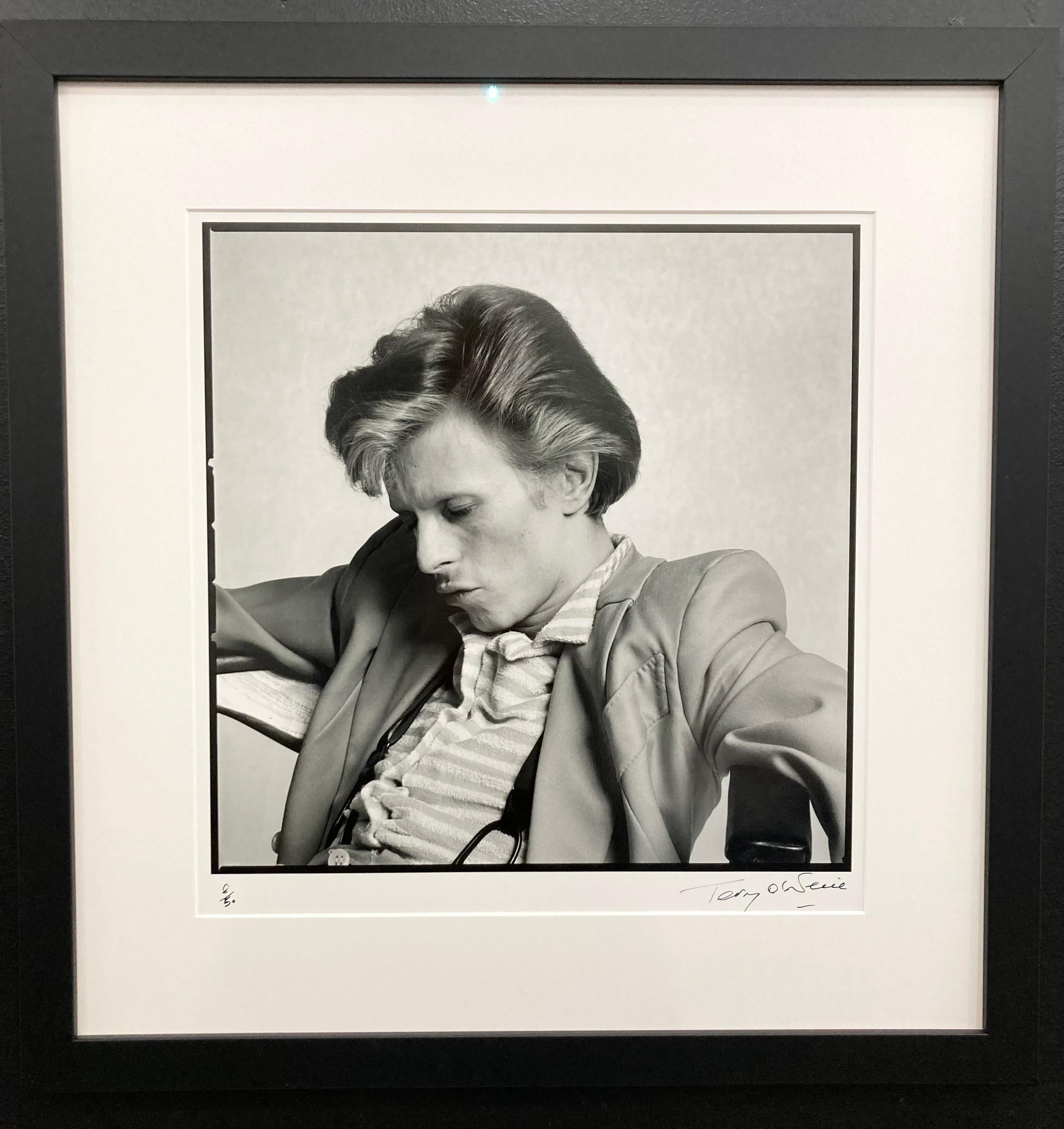 David Bowie by Terry O'Neill framed, signed silver gelatin print For Sale 3