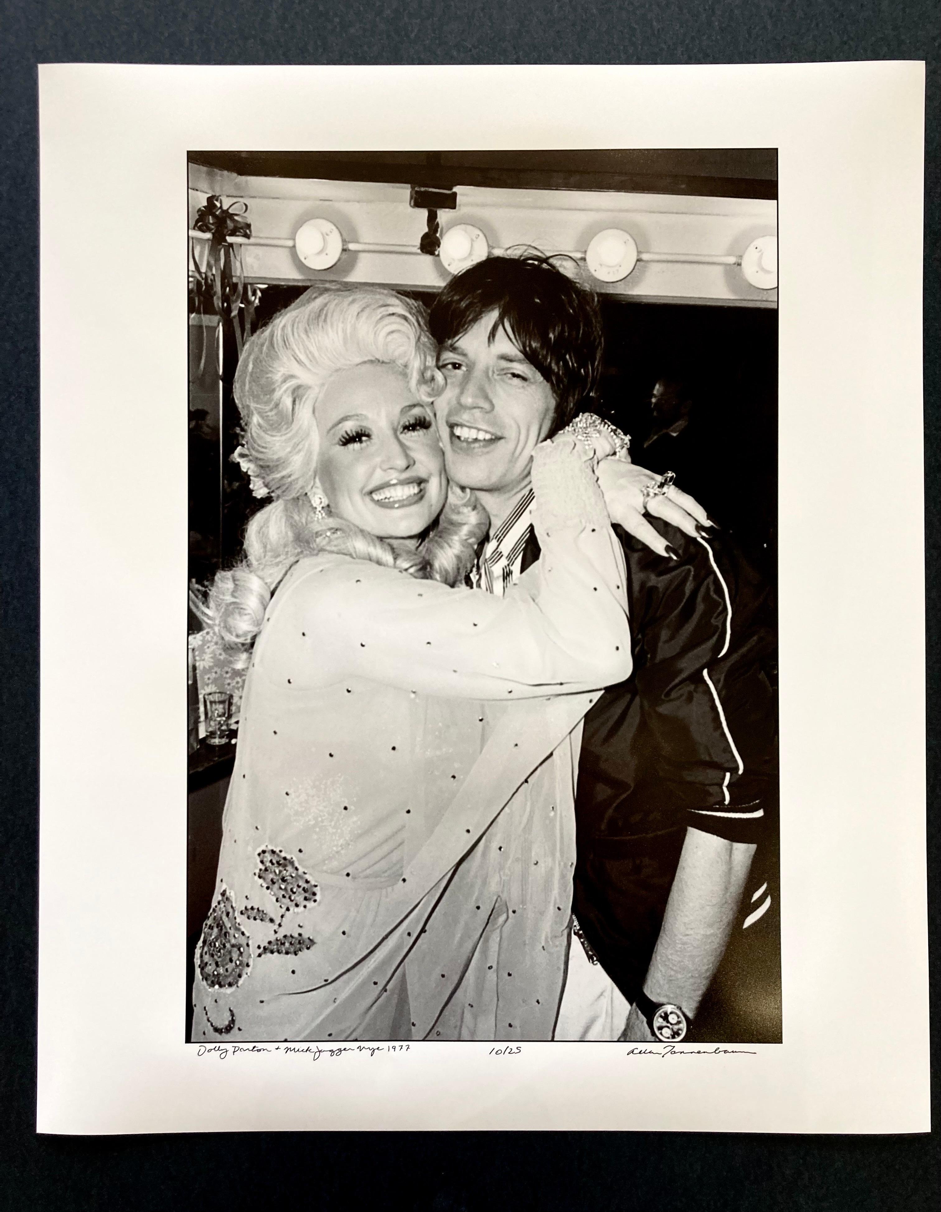 Dolly Parton and Mick Jagger hugging - Photograph by Allan Tannenbaum