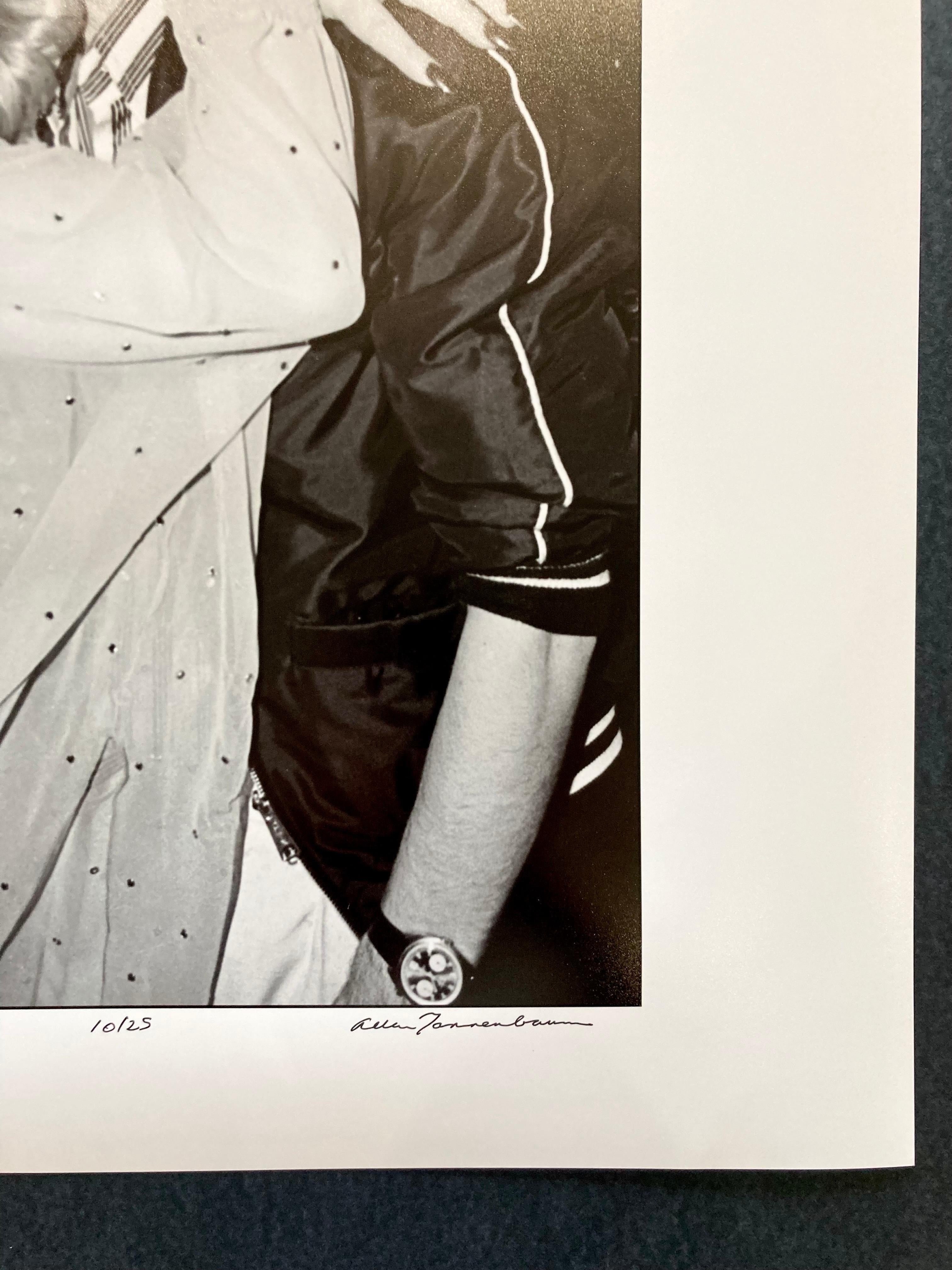 Dolly Parton y Mick Jagger abrazados - Photograph Fotorrealista de Allan Tannenbaum