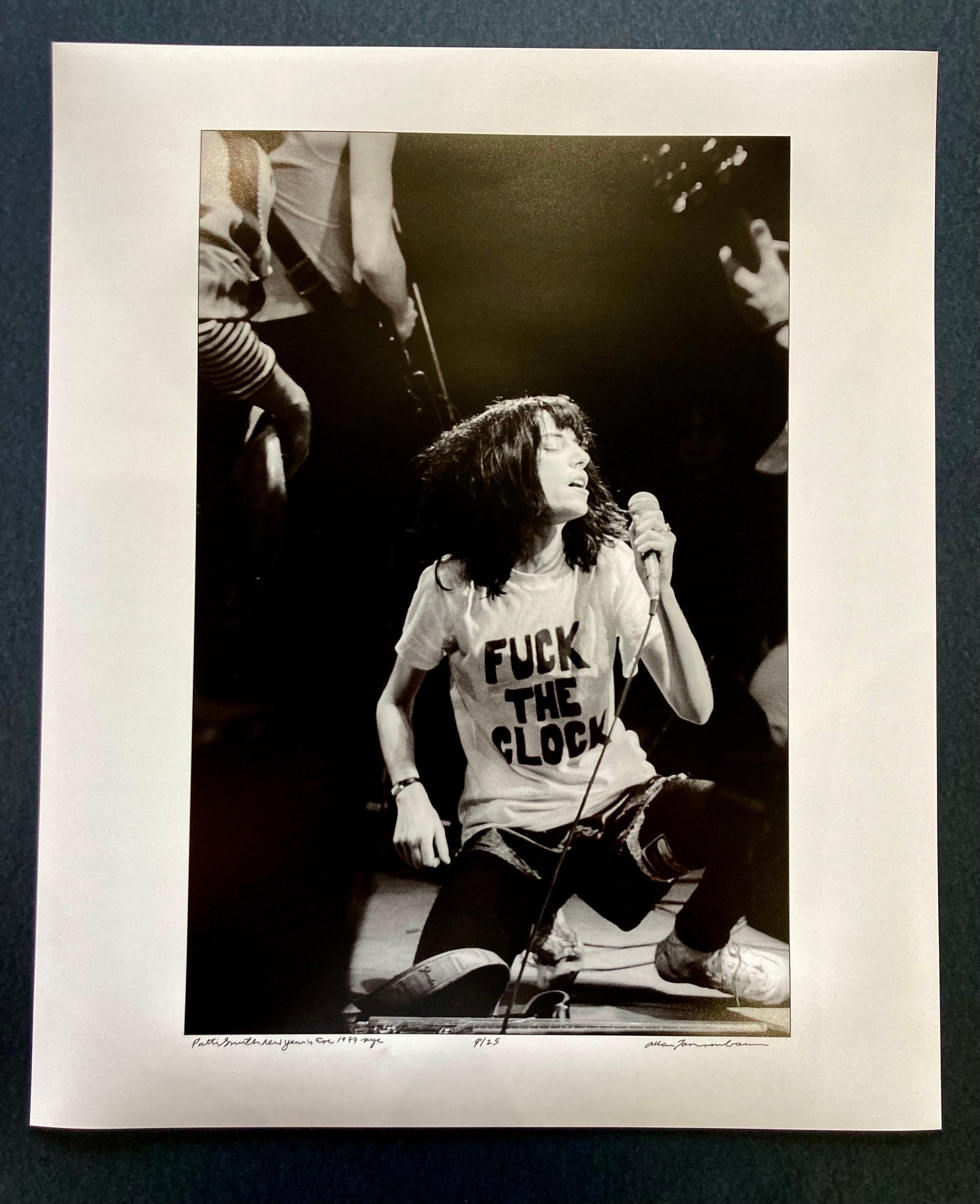 Patti Smith Fuck The Clock 1977 di Allan Tannenbaum in vendita 1