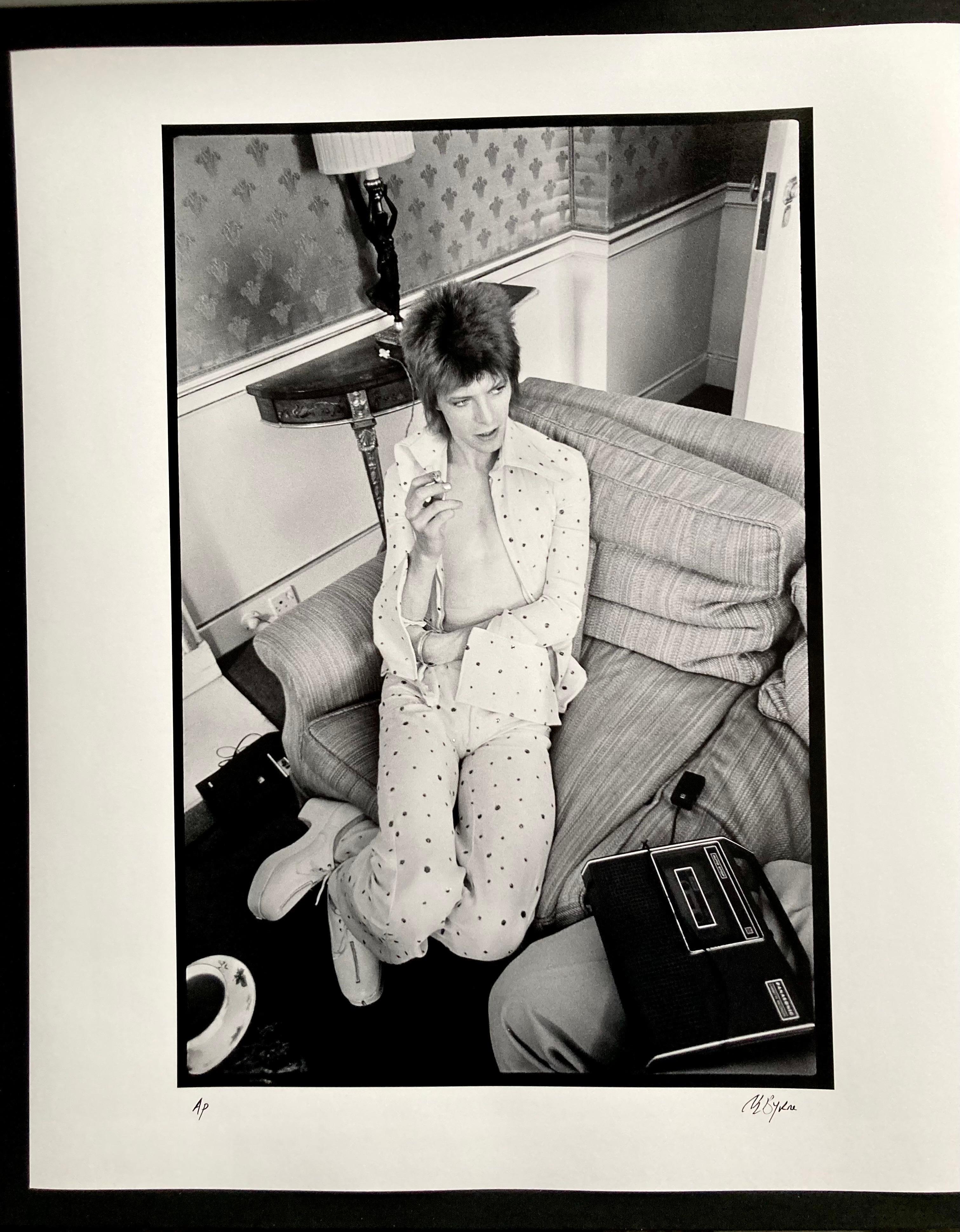 David Bowie im Dorchester Hotel 1972 – Proofdruck des Künstlers – Photograph von Alec Byrne