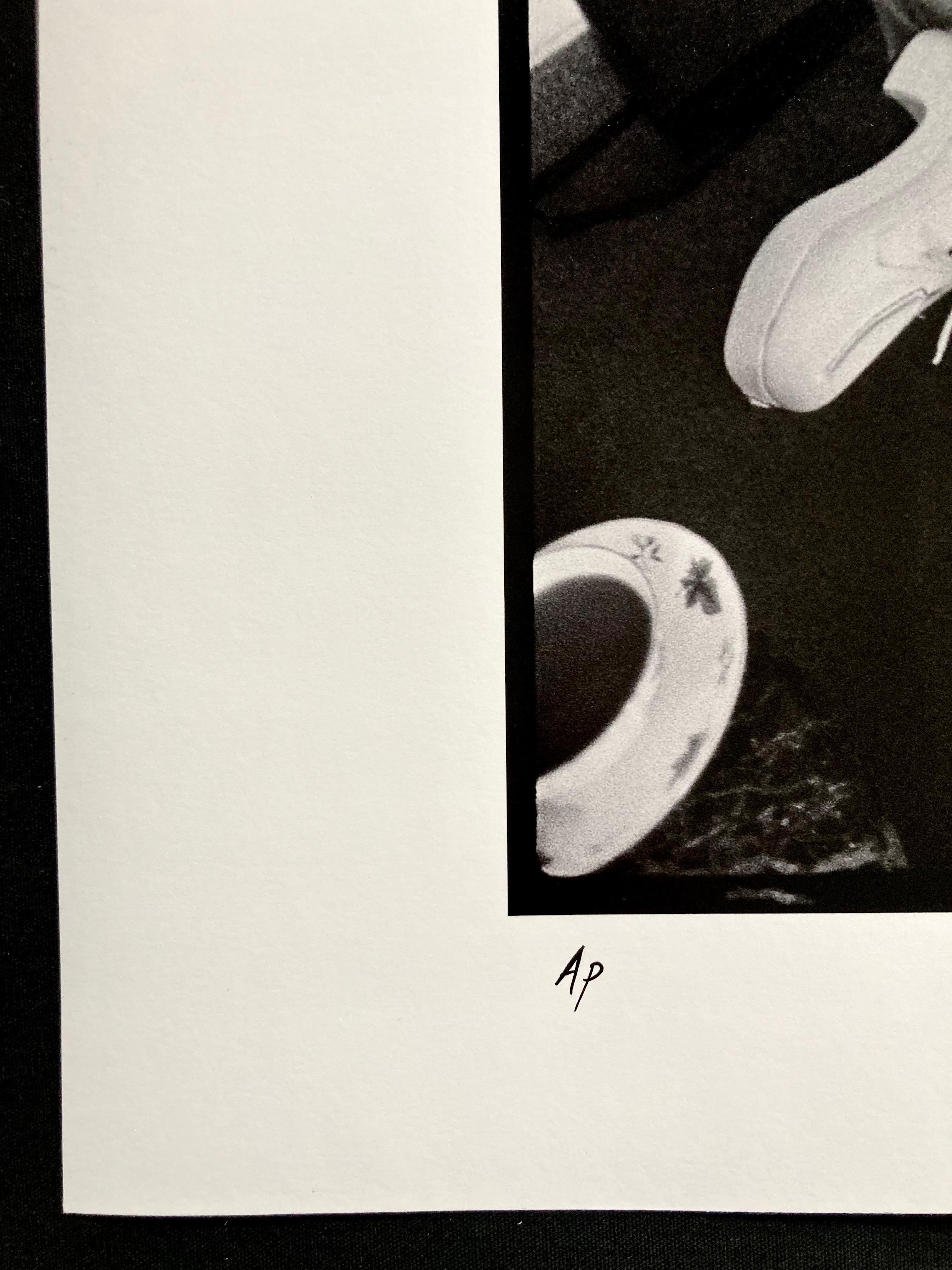 David Bowie en el Hotel Dorchester 1972 - Prueba de artista - Black and White Photograph Gris de Alec Byrne