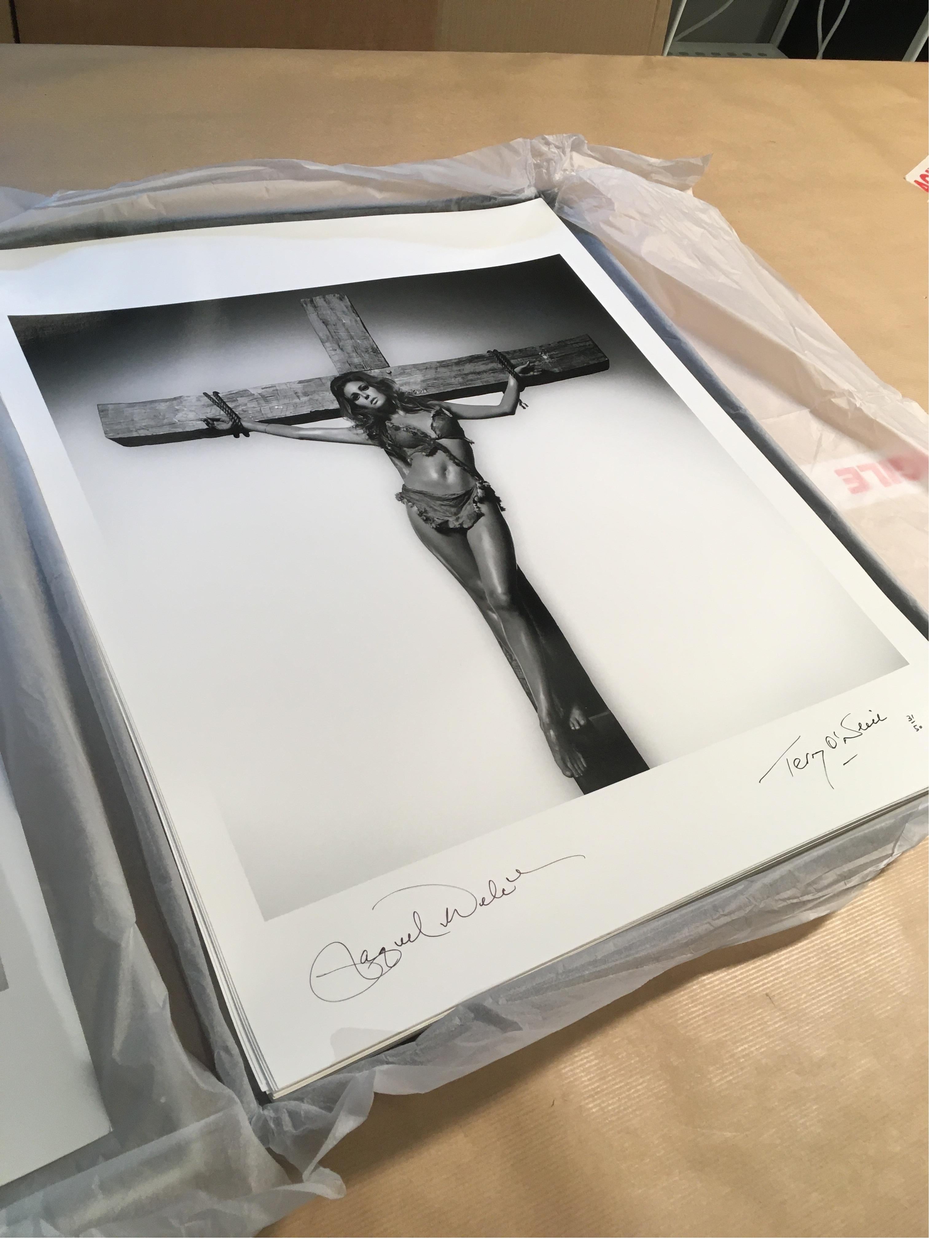 Co-signierter Raquel Welch auf dem Kreuz von Terry O''Neill – Photograph von Terry O'Neill