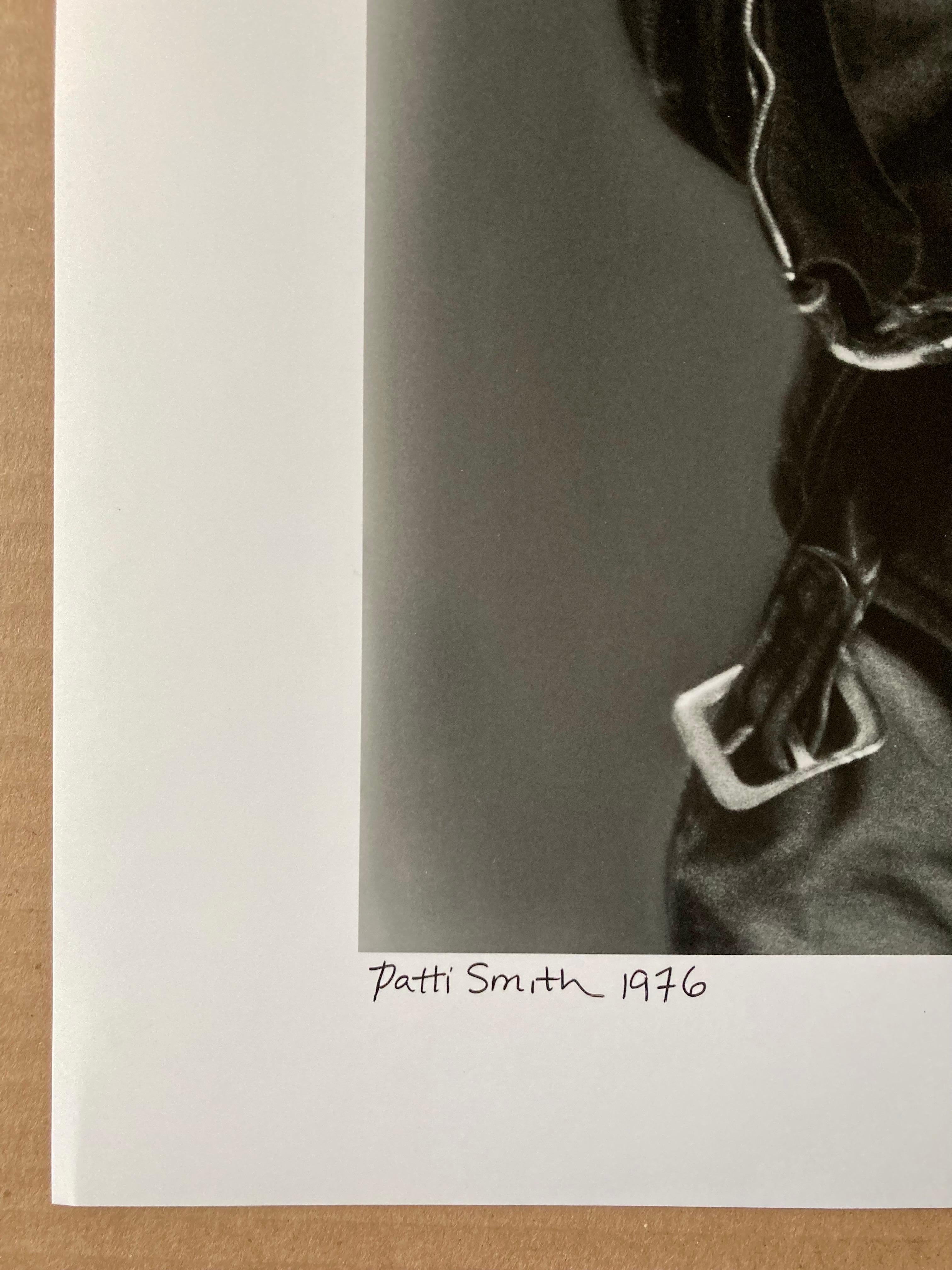 Patti Smith, New York City, 1976 - Noir Portrait Photograph par Lynn Goldsmith