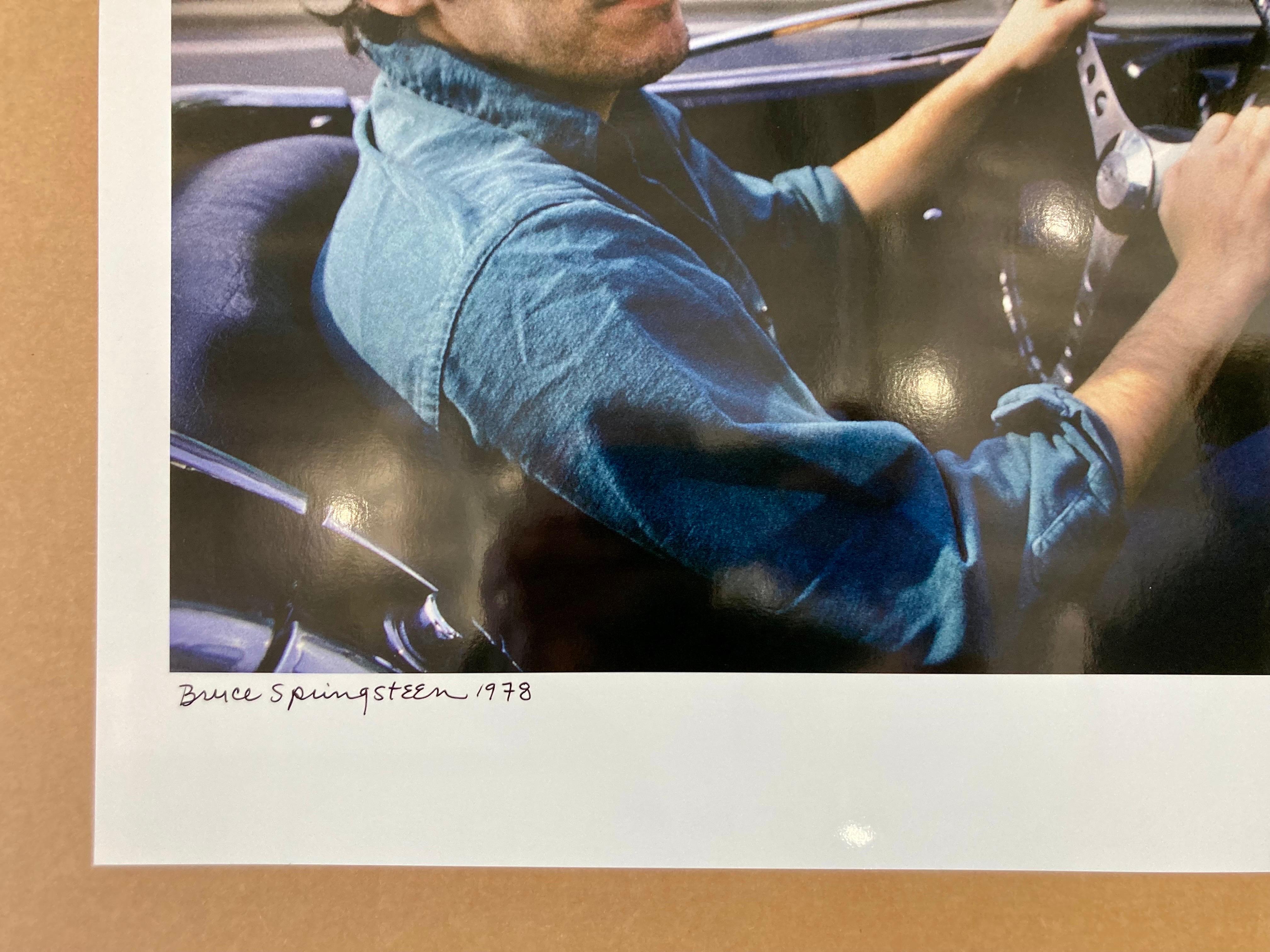 Bruce Springsteen au volant de sa voiture en 1978 par Lynn Goldsmith 2