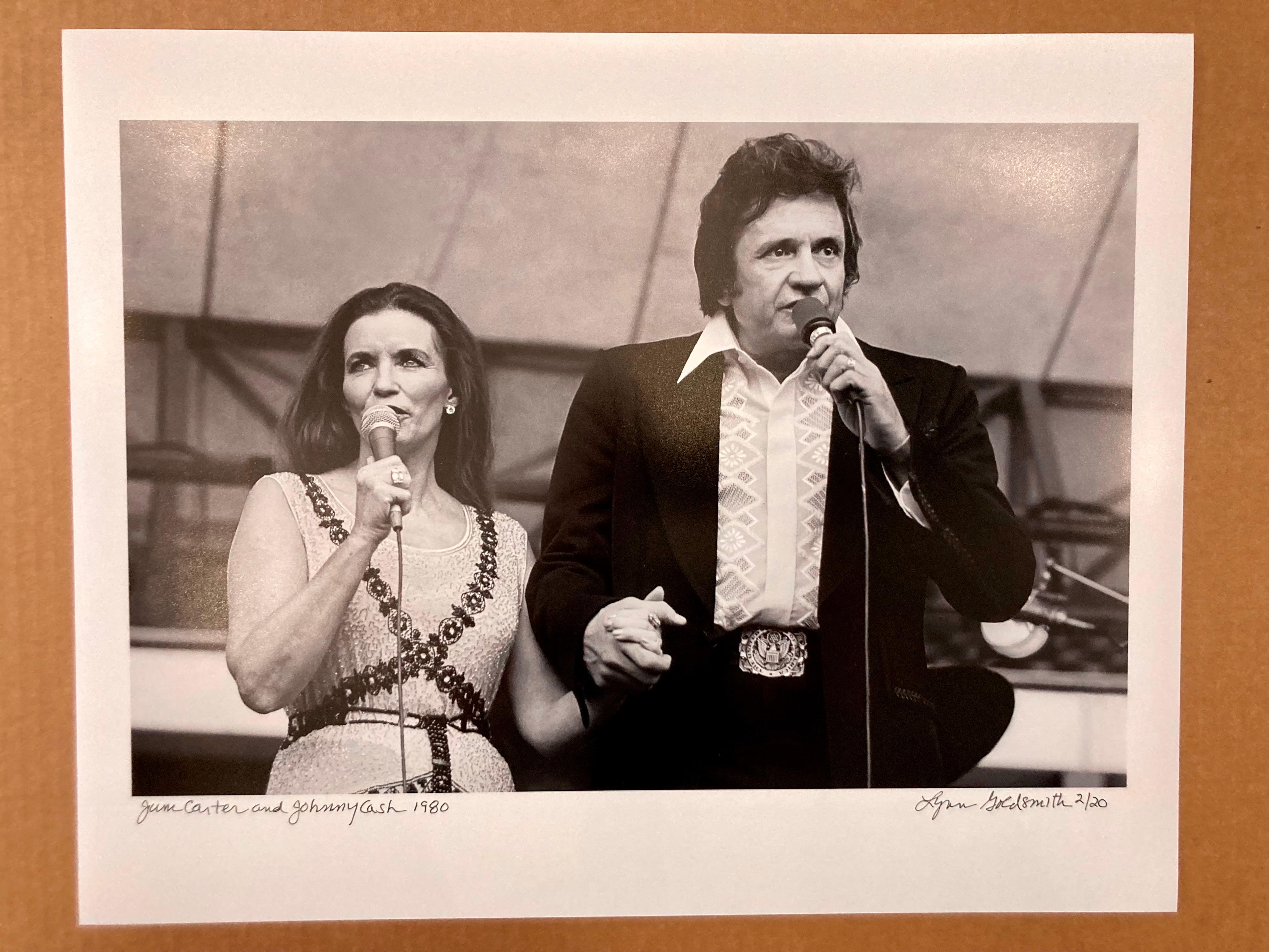 June Carter und Johnny Cash von Lynn Goldsmith im Angebot 1