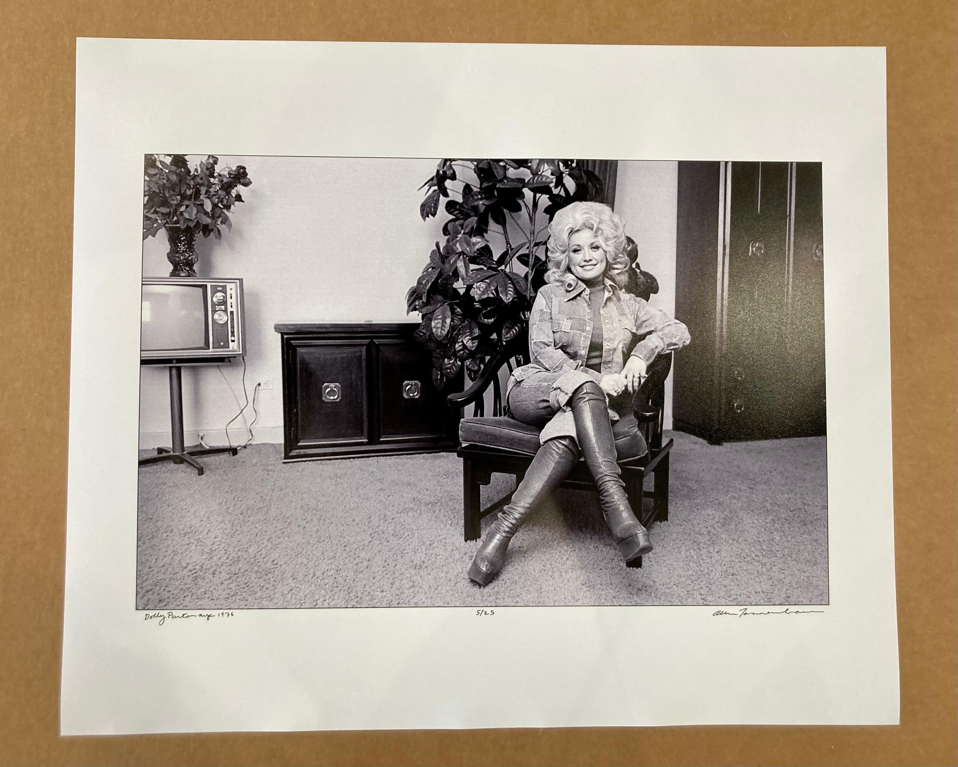 Dolly Parton 1977 portrait by Allan Tannenbaum For Sale 1