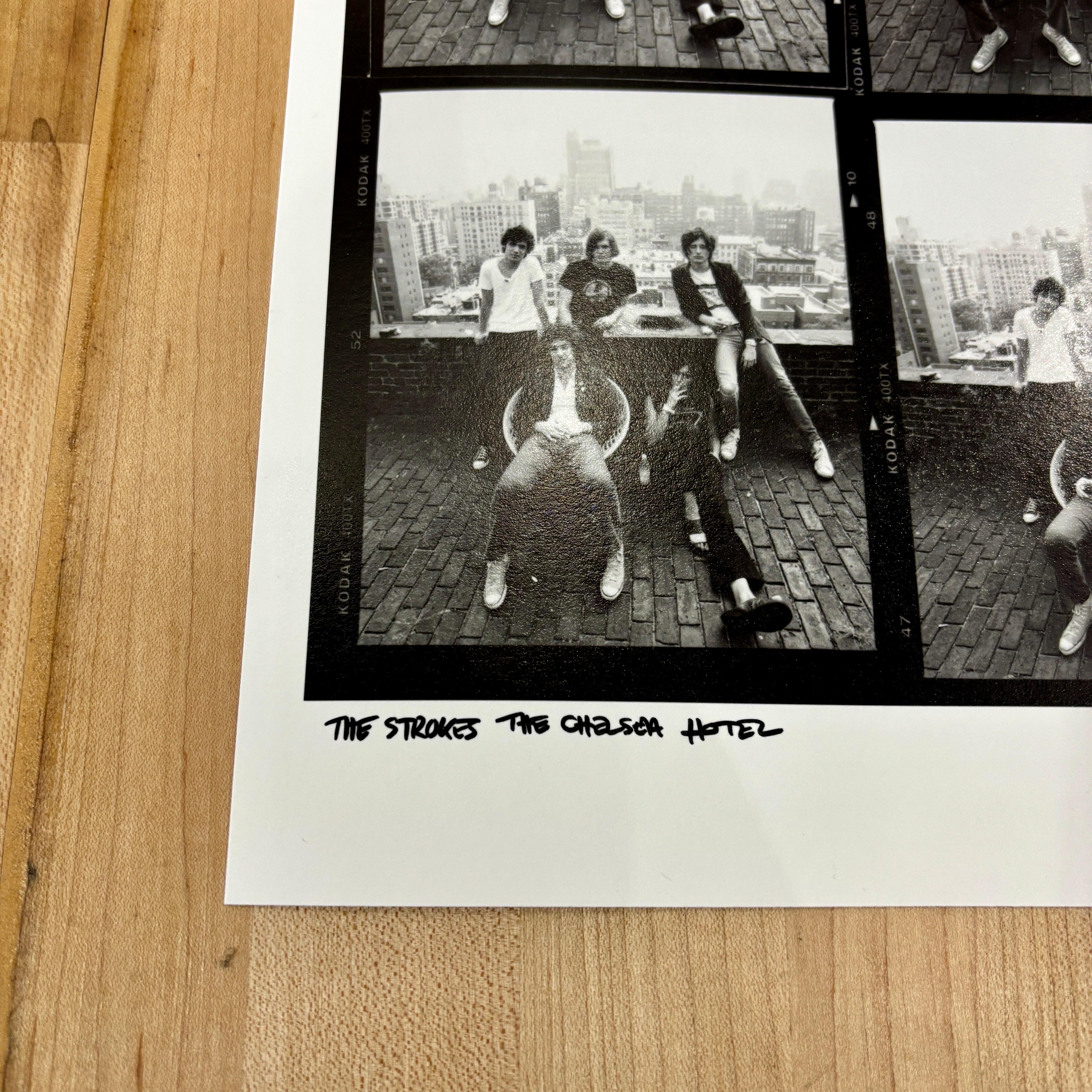 Hoja de contactos de The Strokes por Jake Chessum - PRIMERA IMPRESIÓN DE LA EDICIÓN en venta 3