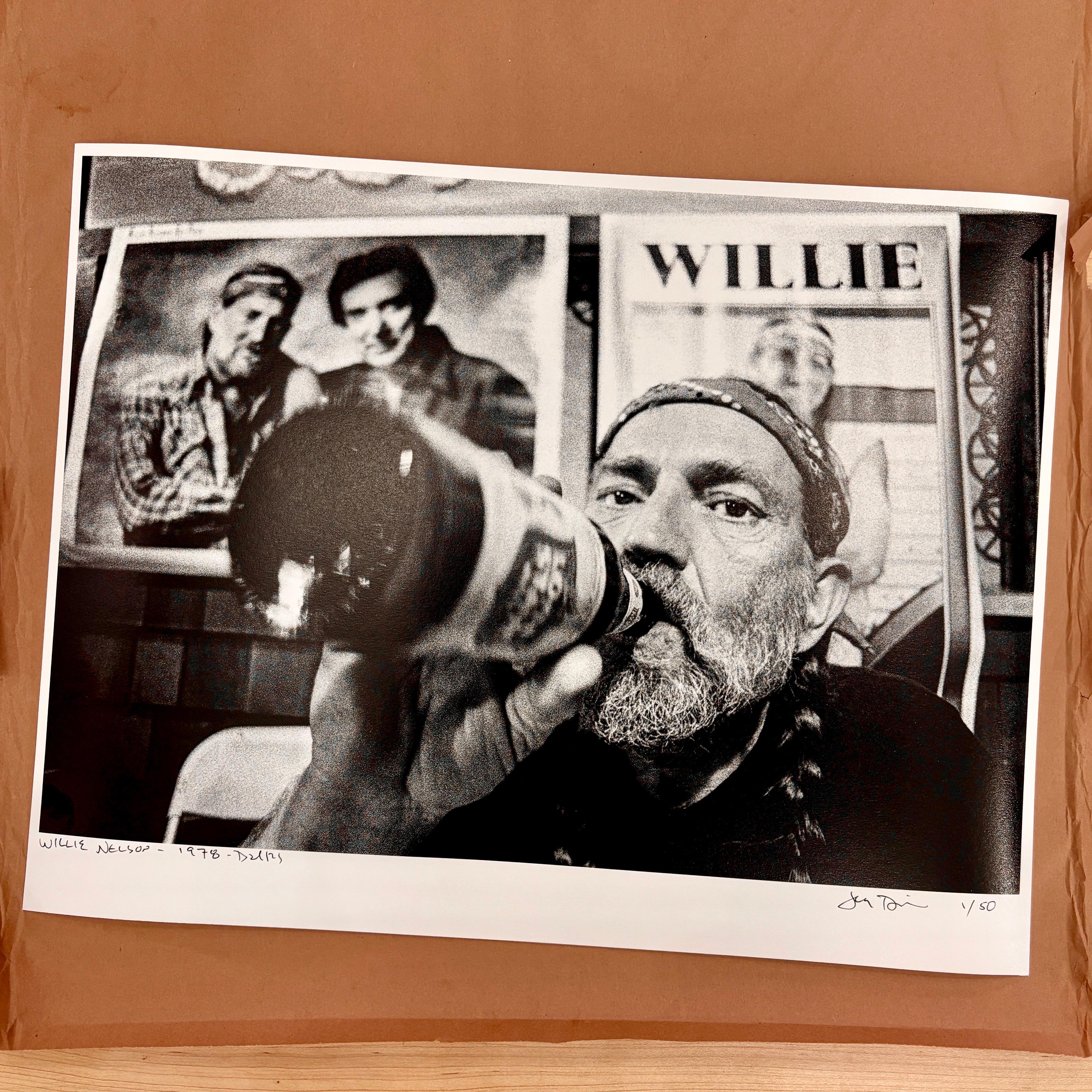Willie Nelson, Drinking a Lone Star – erster Druck der Ausgabe #1/50 – Photograph von Jay Dickman