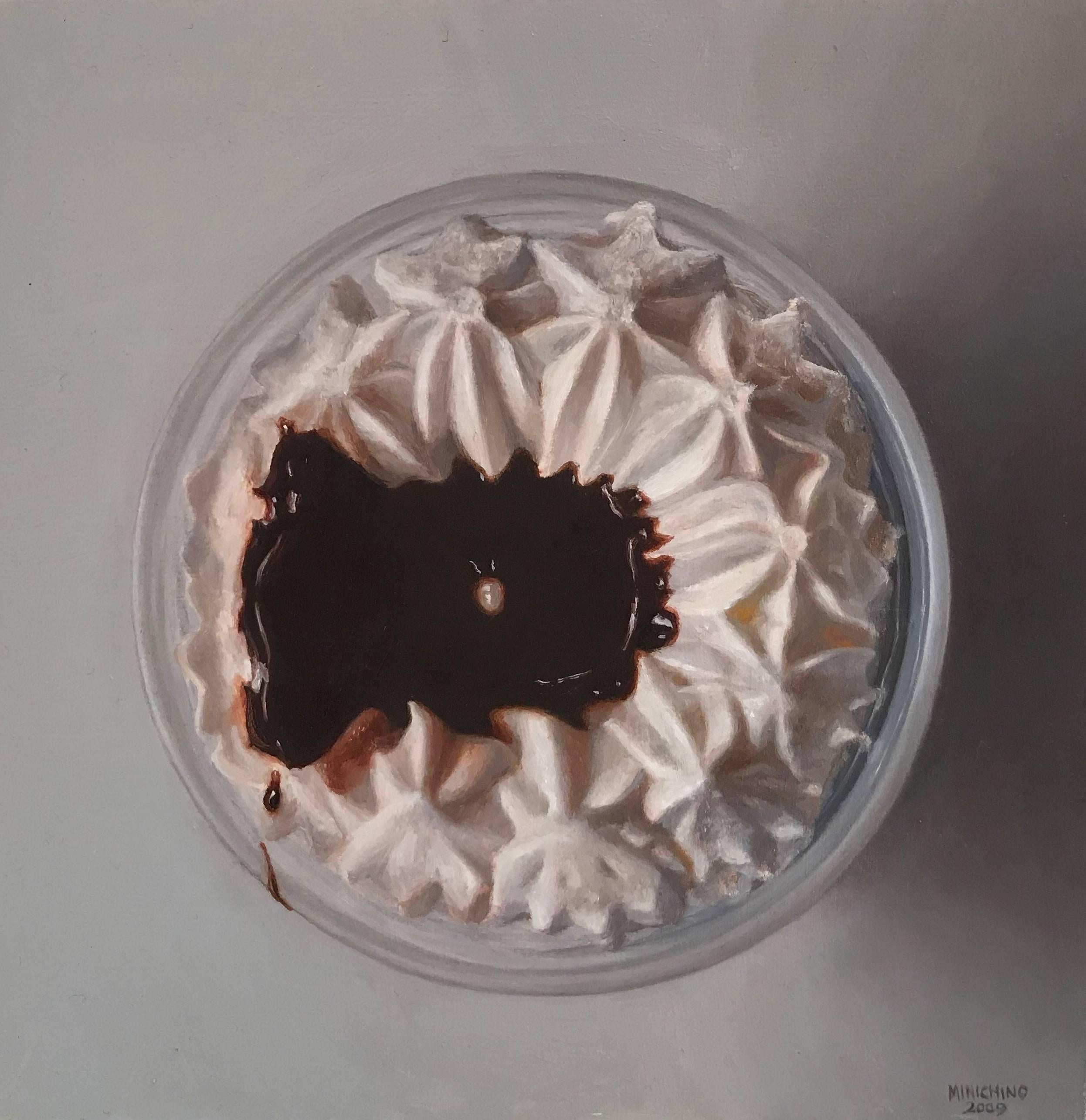 Gina Minichino Still-Life Painting – Schokoladen-Eiscreme-Tasse, gerahmt
