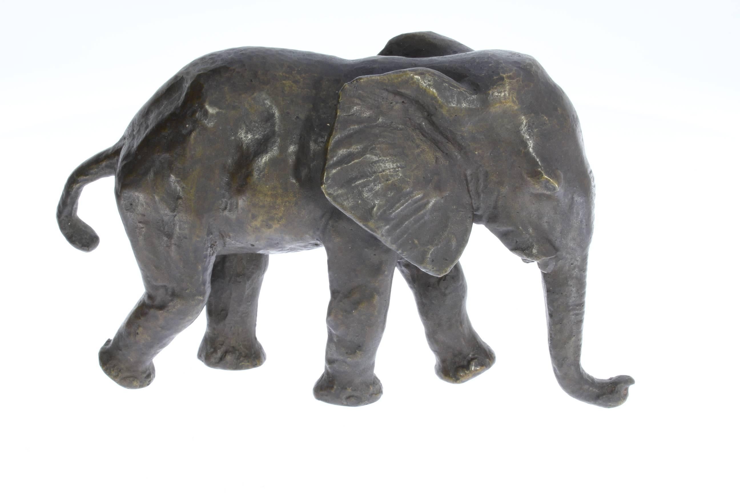 Renée Sintenis Figurative Sculpture – Bronzeskulptur eines jungen Elefanten aus der Zeit von Sintenis, 1926