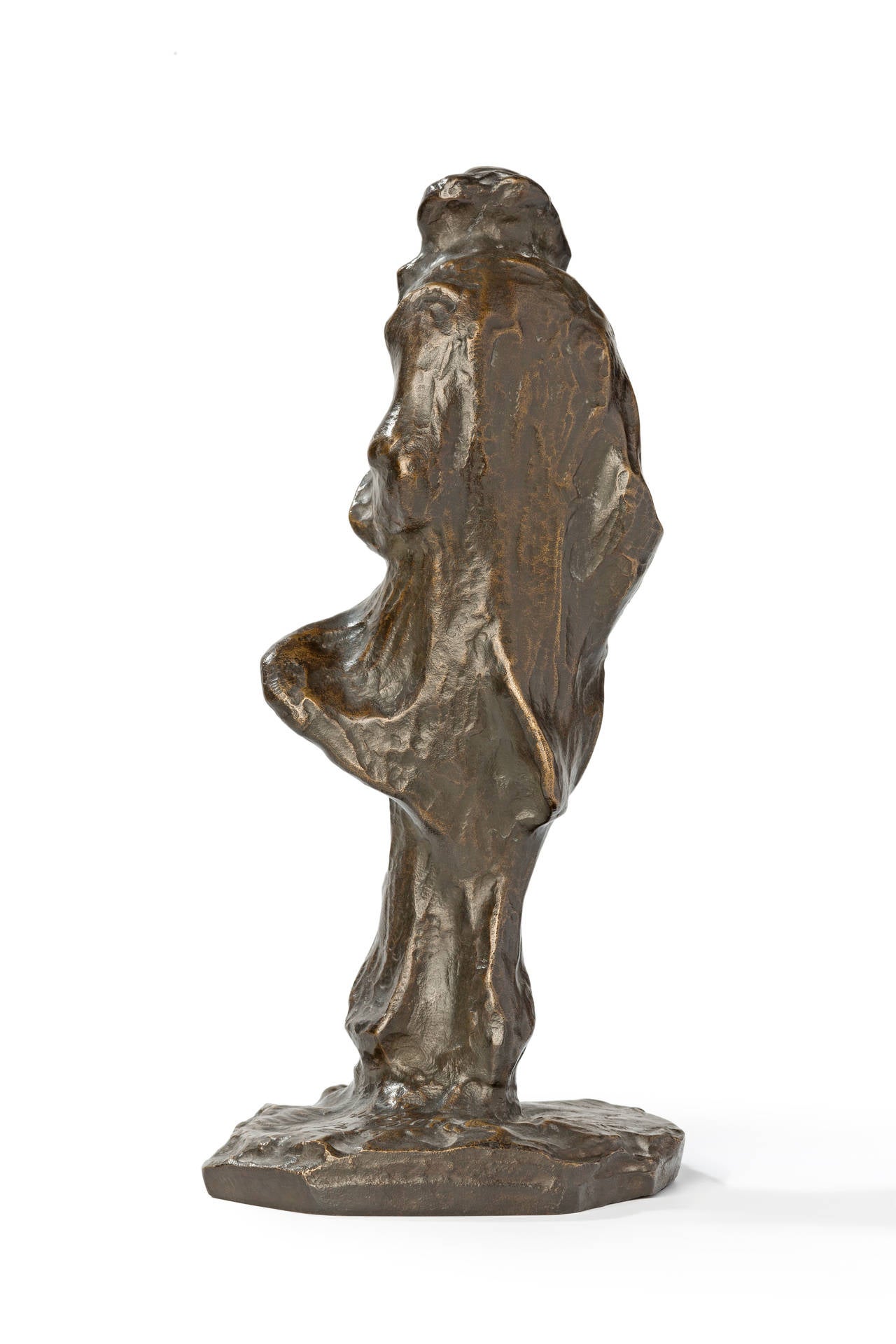 Darstellung eines alten Mannes im Mantel, der mit ausgestreckter Hand um Almosen bittet, nachdem er seinen Hut abgenommen hat.
Bronze dunkel patiniert, um 1902. Signiert auf dem Sockel Hoetger, Paris
Höhe: 10.24 in ( 26 cm ), Breite: 4.65 in (