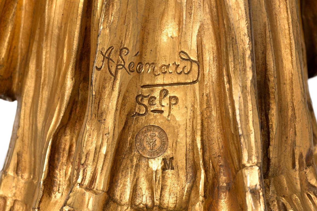 Beeindruckende Jugendstilskulptur von Agathon Léonard ( Lille 1841-1923 Paris ). Vergoldete Bronze, um 1900. Signiert auf der Rückseite: A Léonard sclp und Gießereistempel Susse Fréres. Höhe: 61 cm (24.02 in), Breite: 27,5 cm (10.83 in), Tiefe: 18