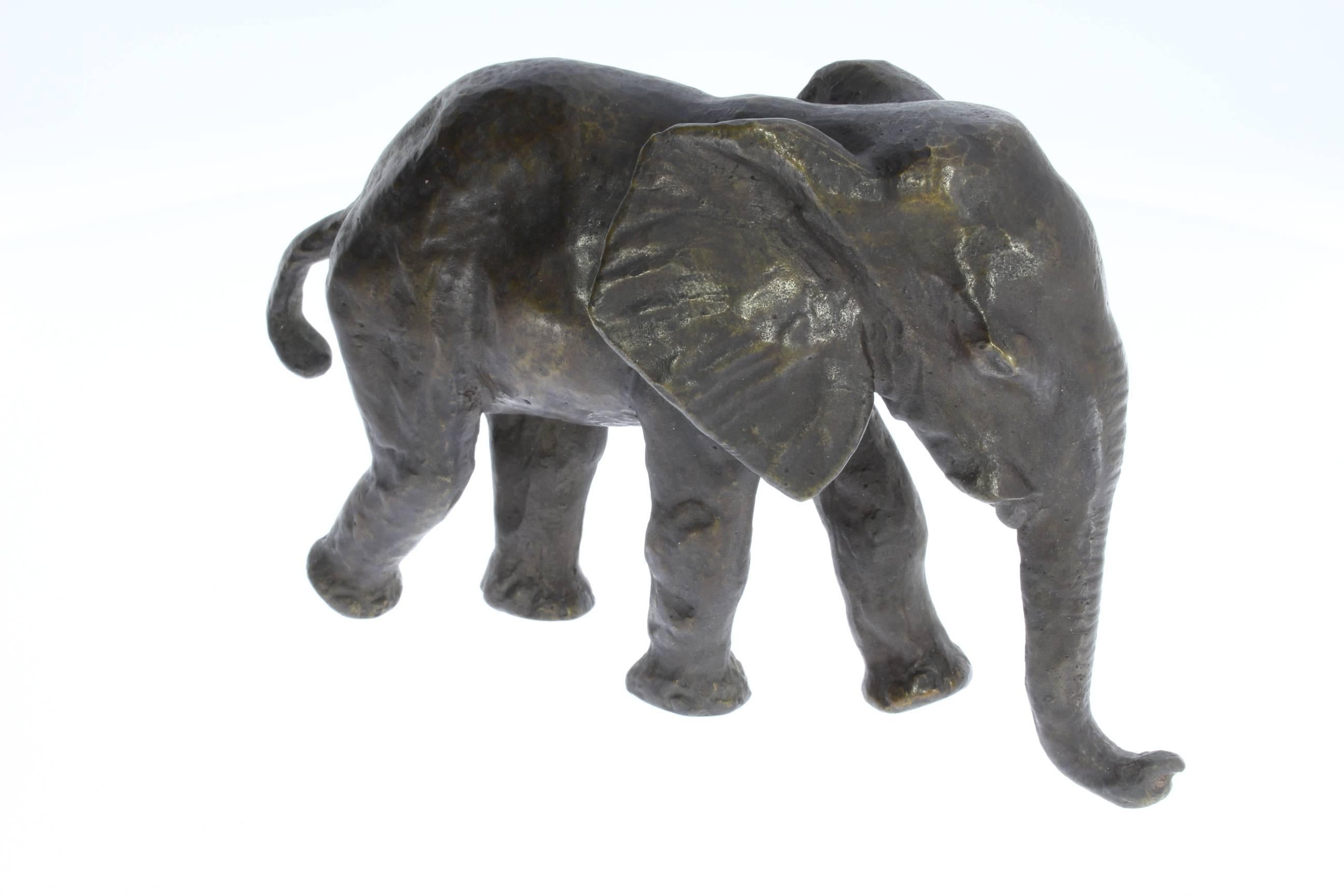 Bronzeskulptur eines jungen Elefanten aus der Zeit von Sintenis, 1926 – Sculpture von Renée Sintenis