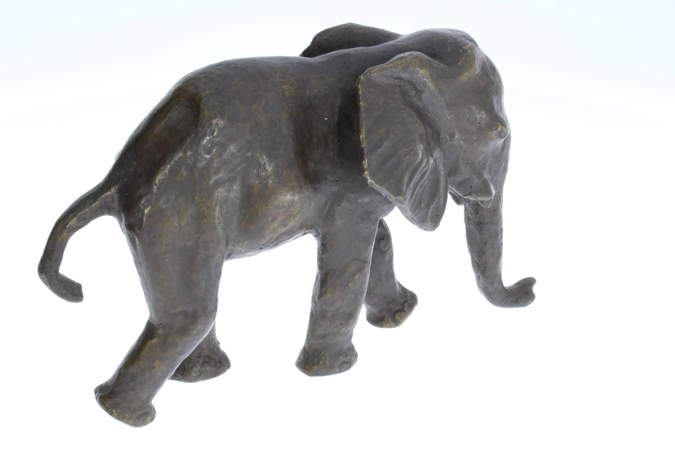 Bronzeskulptur eines jungen Elefanten aus der Zeit von Sintenis, 1926 (Gold), Figurative Sculpture, von Renée Sintenis