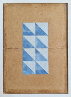 Pittura britannica contemporanea con tecnica mista - Collage geometrico con triangoli blu
