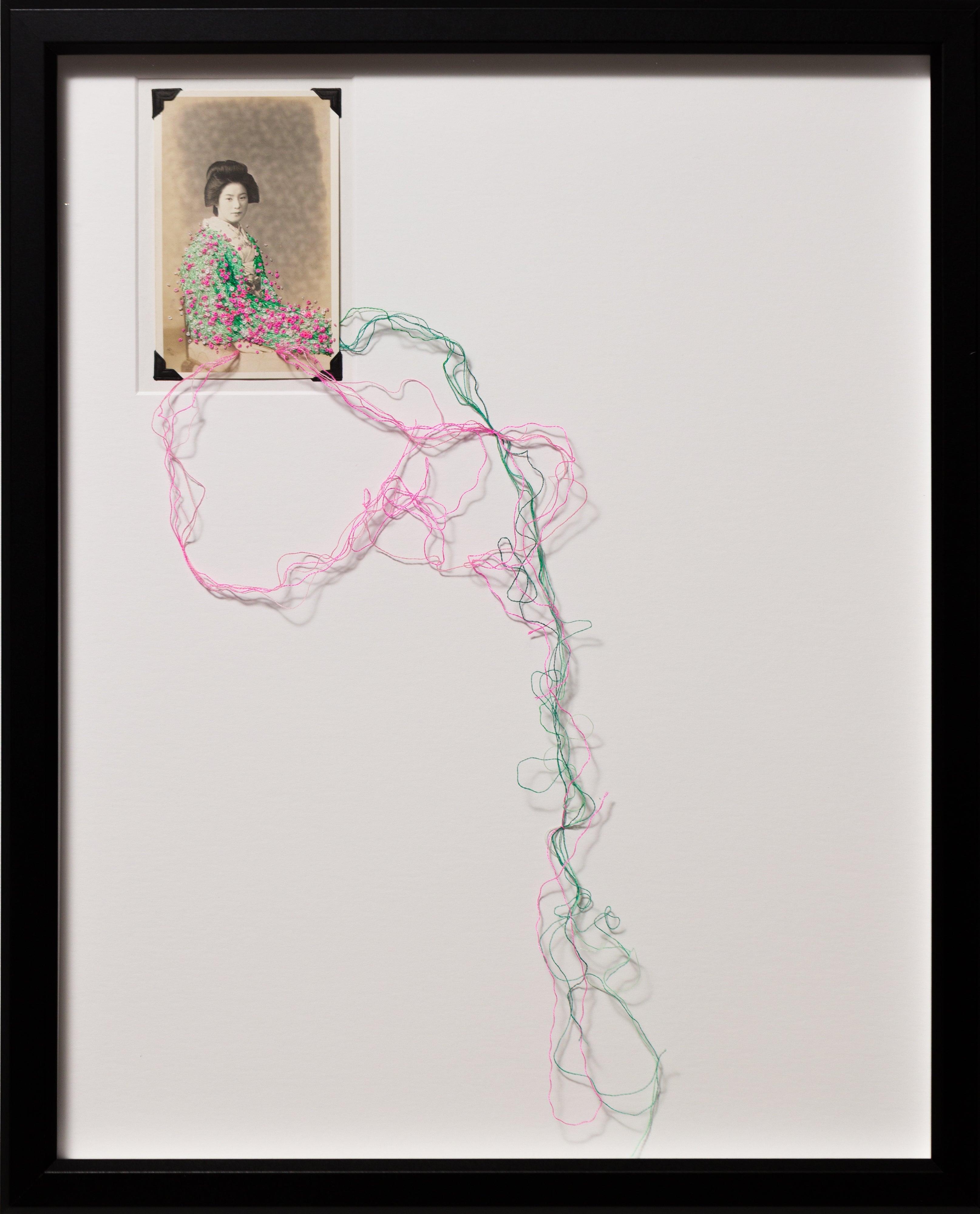 Black and White Photograph Han Cao - "Sakura" Nœud français et Stitch by Stitch sur un portrait de femme vintage