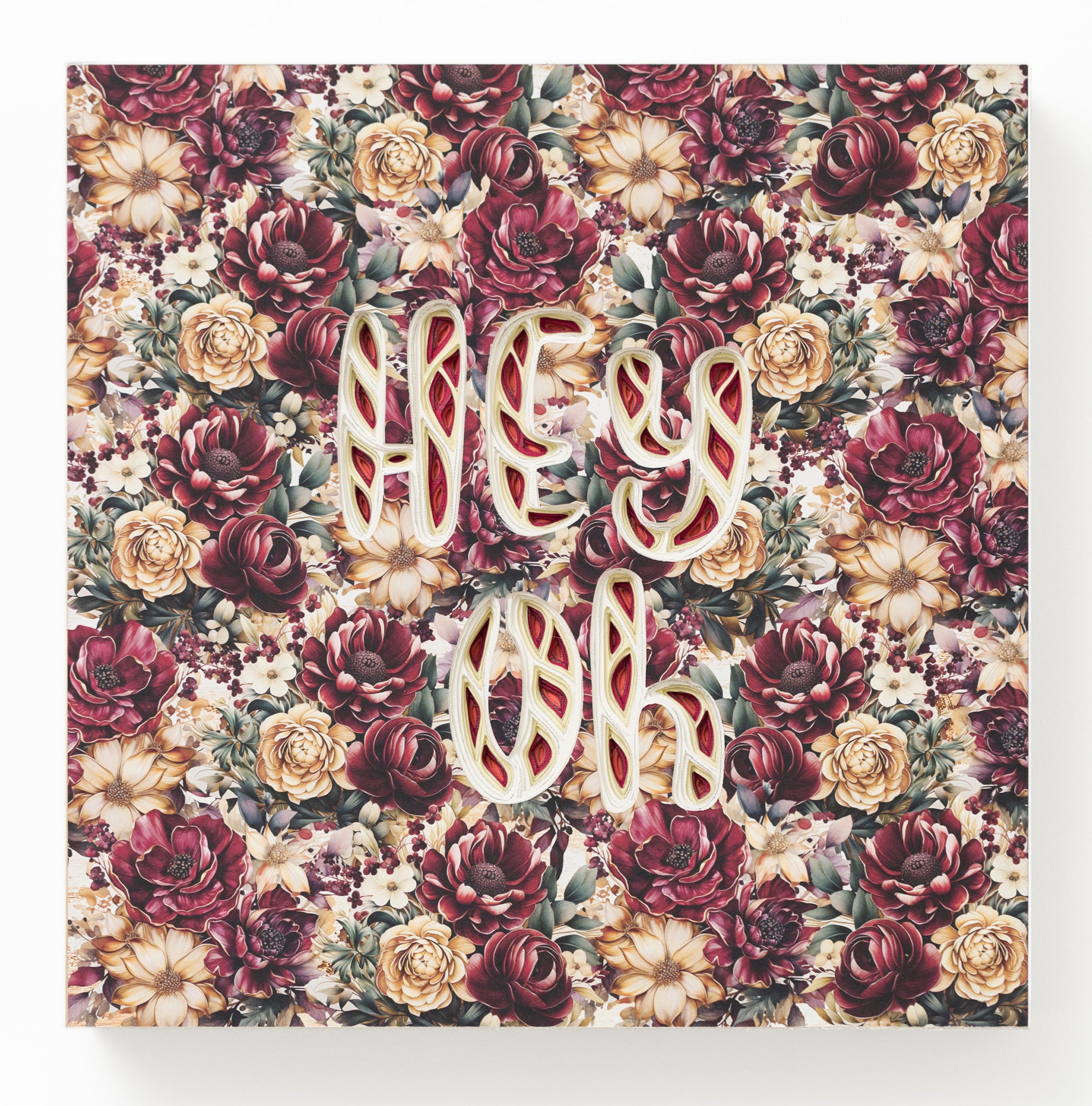 "HEY OH" es una escultura mural original de Charles Clary que forma parte de la popular serie "Text-i-monial" del artista. Para crear la obra de arte, Clary corta a mano una serie de hojas de papel individuales que luego coloca en capas y espacia