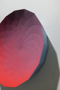 « Coffre en papier bleu acier avec de la peinture en spray rouge fluorescente », sculpture en papier