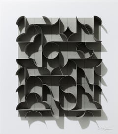 « Ara 715 test en gris acier », sculpture murale abstraite en papier peint plissé
