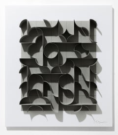 « Ara 715 test en gris acier », sculpture murale abstraite en papier peint plissé