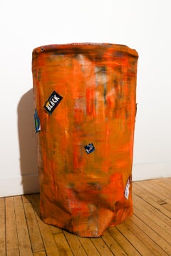 « No Heroes », poubelle sculpturale contemporaine en techniques mixtes
