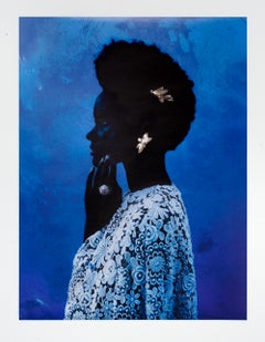 „Fanm Jade Ble“, Zeitgenössische Porträtfotografie – Blau, 21. Jahrhundert