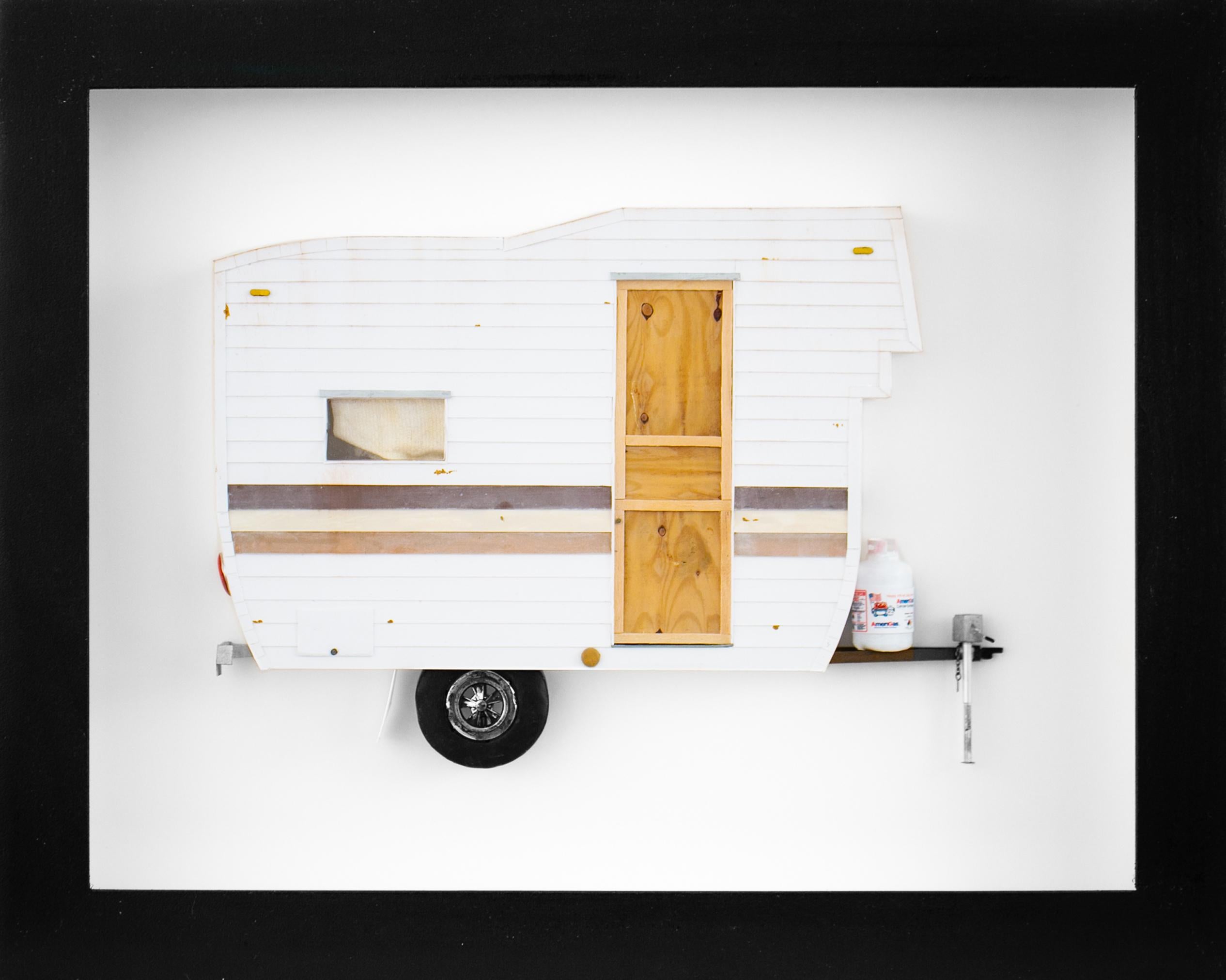 Drew Leshko Still-Life Sculpture – "GO AWAY", Miniatur, Wohnwagen, Papierskulptur