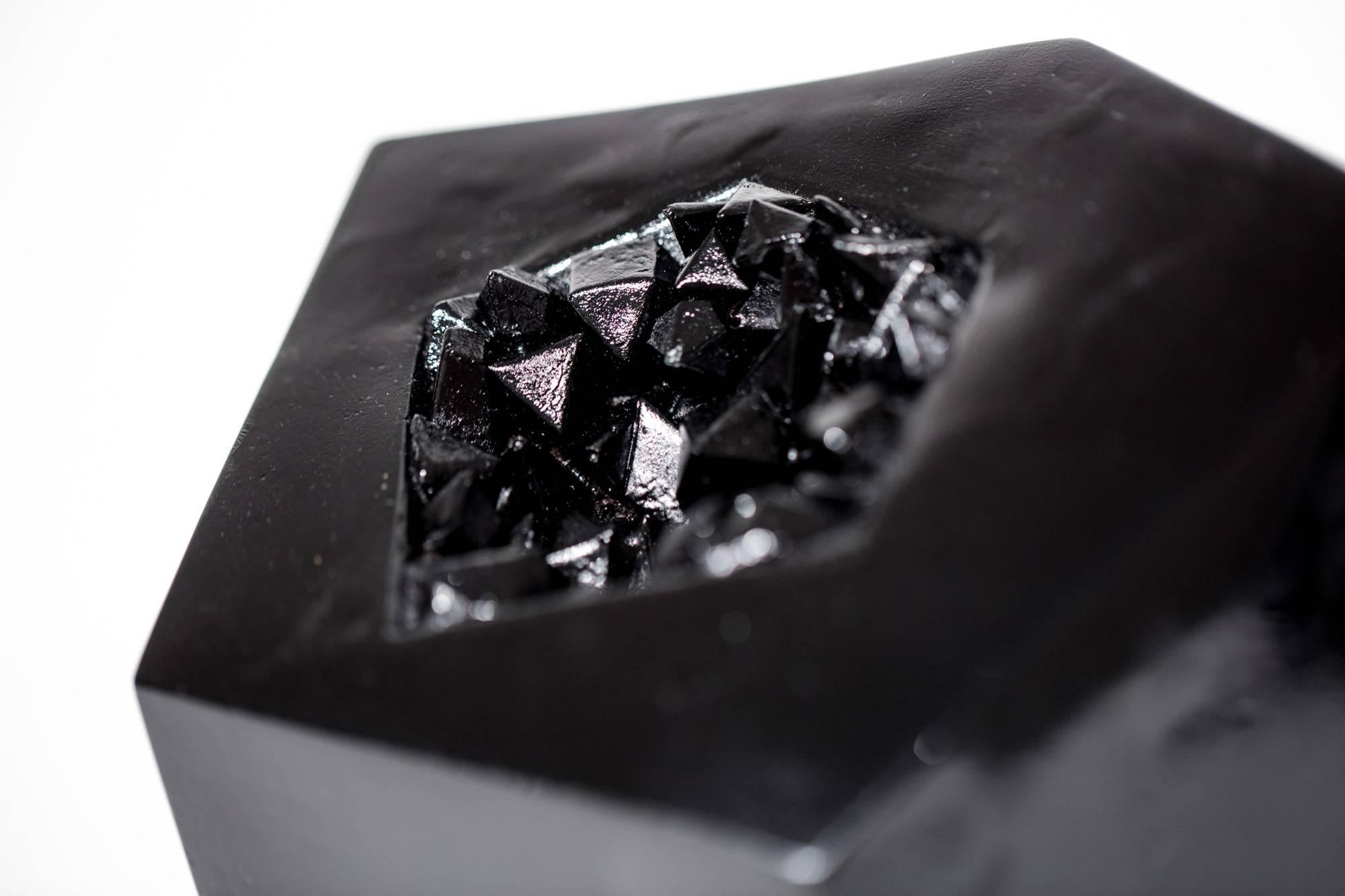 Sculpture géologique « Obsidian Geode », silicone et résine en vente 1