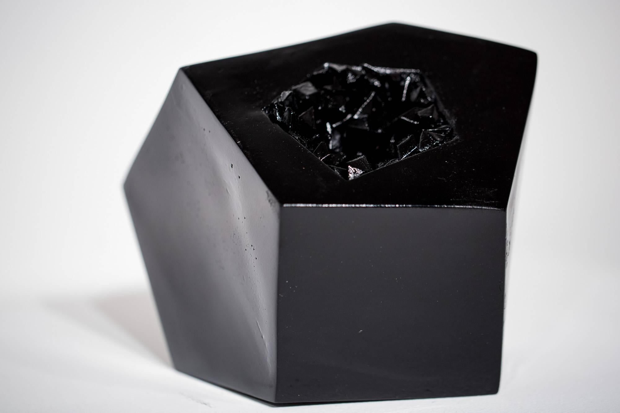 Sculpture géologique « Obsidian Geode », silicone et résine - Noir Abstract Sculpture par Paige Smith (A Common Name)