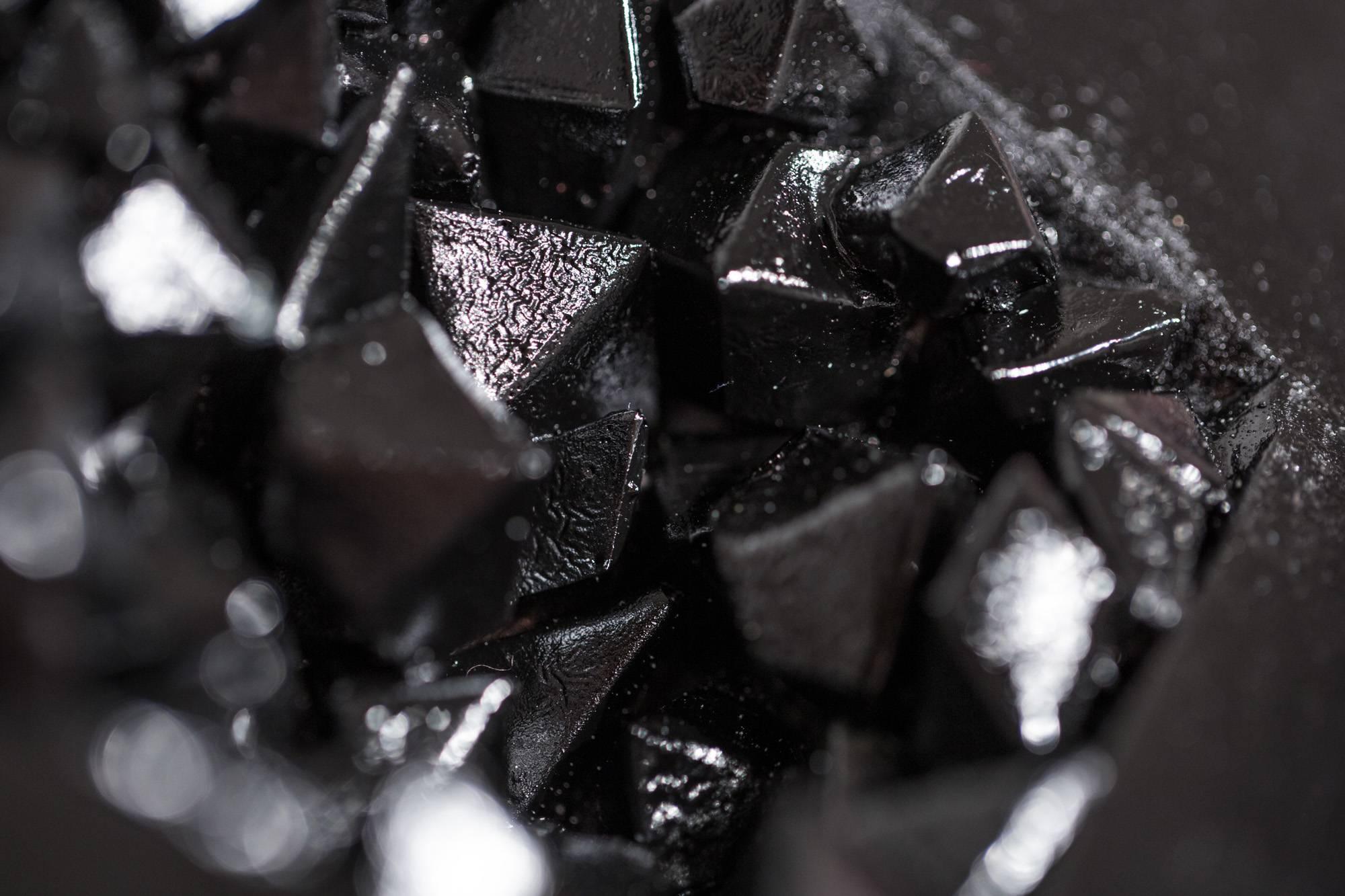 Sculpture géologique « Obsidian Geode », silicone et résine en vente 4