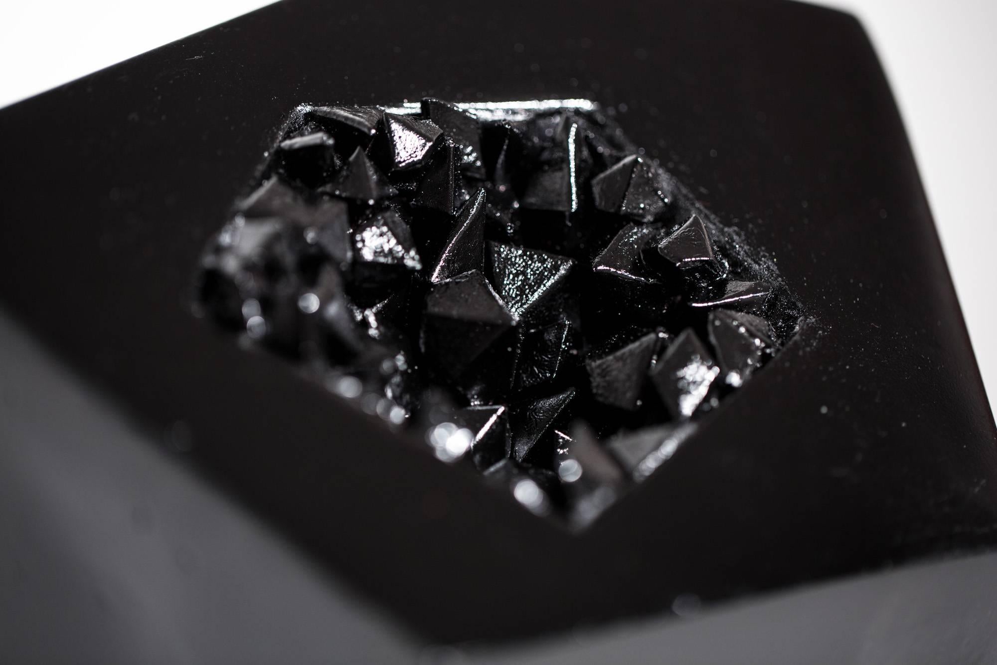 Sculpture géologique « Obsidian Geode », silicone et résine en vente 3