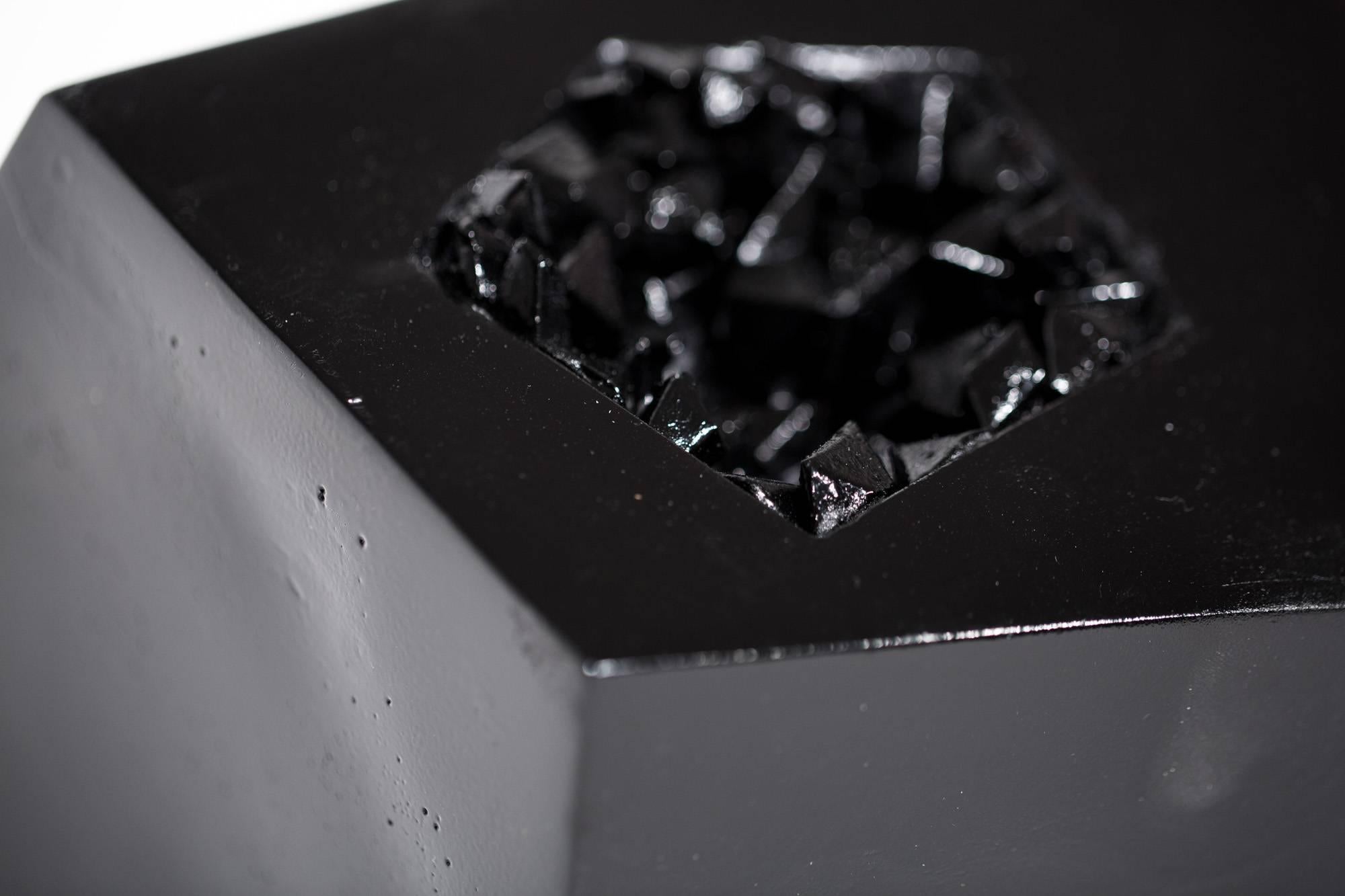 Sculpture géologique « Obsidian Geode », silicone et résine en vente 2