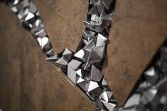 A través de cantidades masivas de minutos