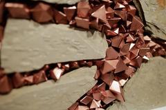 "Sintetizado a través de estrellas masivas" Escultura geológica, silicona, pizarra y resina