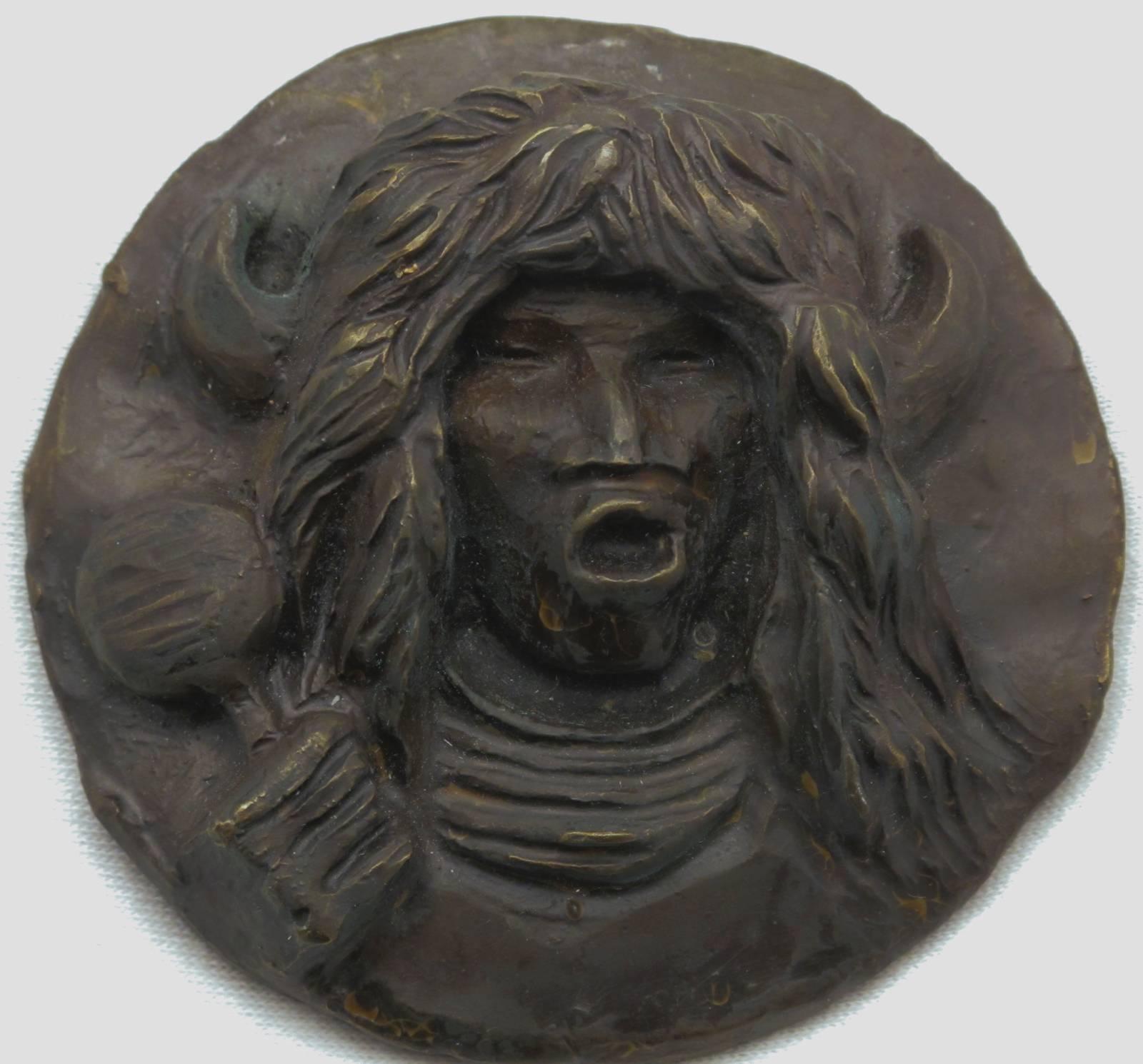 Médaillon en bronze représentant un danseur de buffle Pueblo en forme de relief. Parmi les premières œuvres en bronze de Houser, créées et coulées du vivant de l'artiste à la fonderie de Nambe au Nouveau-Mexique. 

Allan Houser (Haozous), Apache de