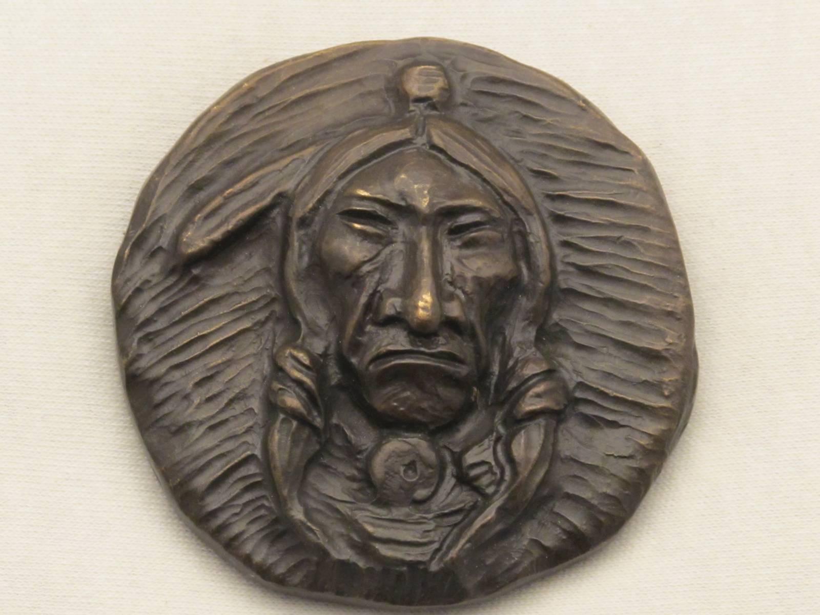 Medallón de los indios de las llanuras, bronce, Nambe, Allan Houser, pequeña fundición de toda la vida