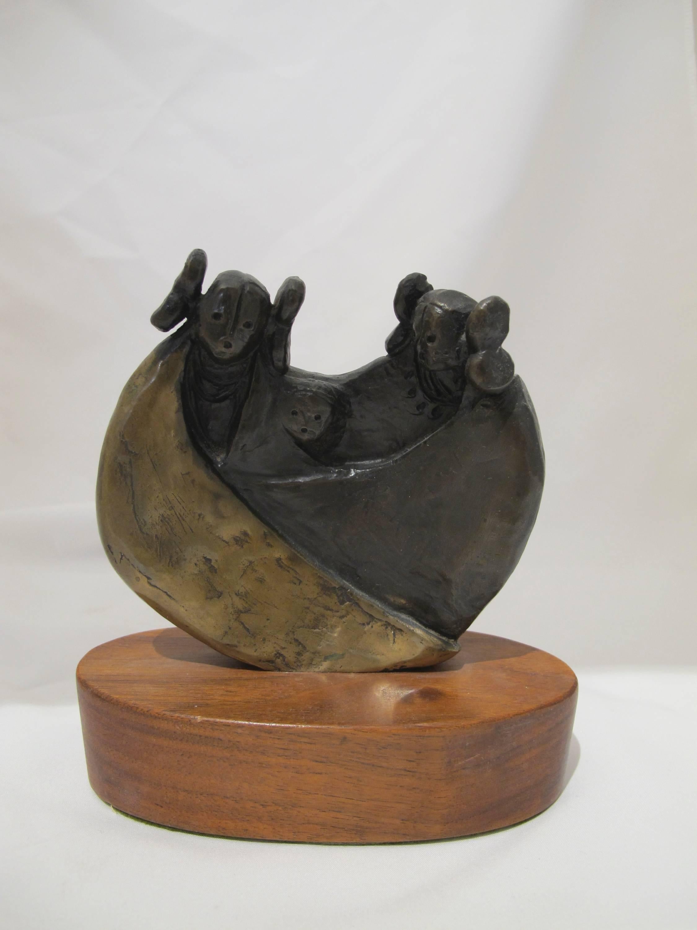 La famille Kachina, bronze de Dan Namingha, patine dorée et brune, édition limitée en vente 1