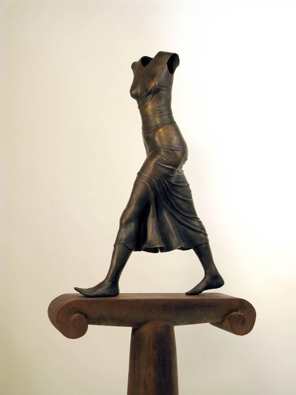 « Truckin », de Rodger Jacobsen, figure féminine, sculpture en bronze, base en acier