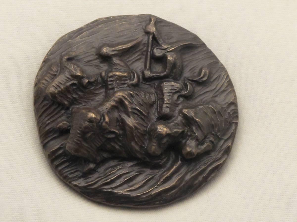 BUFFALO HUNT MEDALLION, scène de chasse à l' apache en bronze Allan Houser