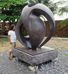 Escudos, escultura abstracta de granito a gran escala de Khang Pham-New