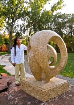 Écusson, par Khang Pham-New, granit doré, contemporain, abstrait, sculpture  