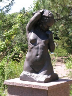 Awakening, Bronzeskulptur von Paul Moore, Fackel, nackte Frau 