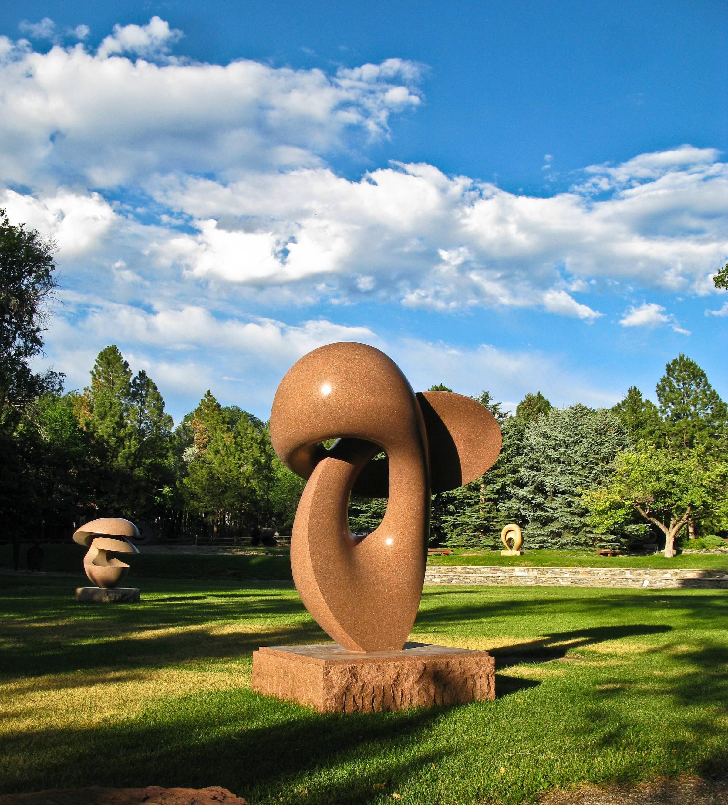 Unendlichkeit, Skulptur aus poliertem rotem Granit, monumental – Sculpture von Khang Pham-New